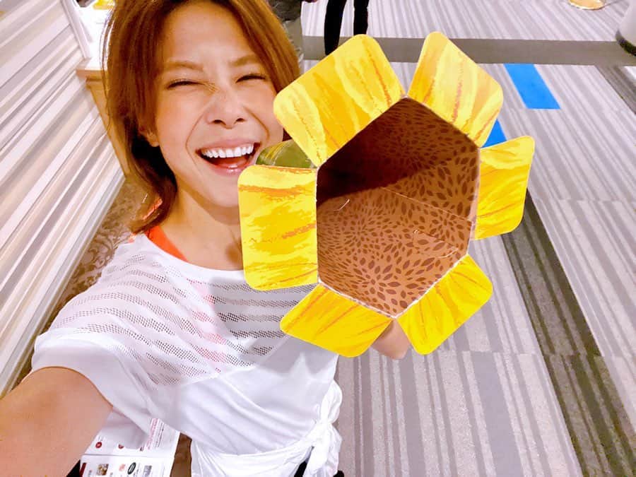 のインスタグラム：「. 昨日は#神戸ポートピアホテル にて開催された#神戸マラソン クリニックの最終回に参加させていただきました🏃🏻‍♀️🏃🏻‍♂️夜はすっかり涼しくなって走りやすく、キロ7ペースを保つのが難しいくらいでした...笑 #マラソン大会 本番になるとゆっくりのペースを保つことがなかなか困難で自分でも気づかないうちに序盤からハイペースになってしまい、途中で走れなくなってしまうという方が多くいらっしゃるので 今回クリニックに参加していただいた皆さんにはなるべく昨日のペースを忘れずに本番を迎えていただきたいなあと思います💪🏻 写真の#ひまわり は大会当日、沿道にたくさん花開く#ひまわり応援メガホン 🌻皆さんにとって最高の神戸#マラソン になりますように😌✨わざわざ東京からお呼びいただき本当にありがとうございました🙇🏻‍♀️🙇🏻‍♀️ . #asics #asicsrunning  #marathon #running #kobe #kobemarathon #kobemarathon2019  #sunflower  #selfie #smile #happy #アシックス #神戸マラソン2019  #神戸 #ランニング女子  #ランニングアドバイザー」
