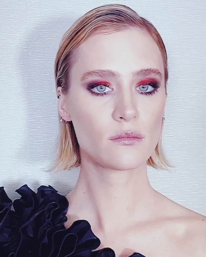 JO BAKERのインスタグラム：「M A C K E N Z I E • D A V I S 🇨🇦 Raven and Red.... #rivegauche power femme inspired glam for #mackenziedavis for @terminator premiere #Tokyo #🇯🇵 Style @karlawelchstylist 💋 Hair @jennychohair 💋 Makeup by me #jobakermakeupartist using @chanel.beauty @welovecoco  #redandblack #80s #ysl #yvessaintlaurent #dramatic #intense」