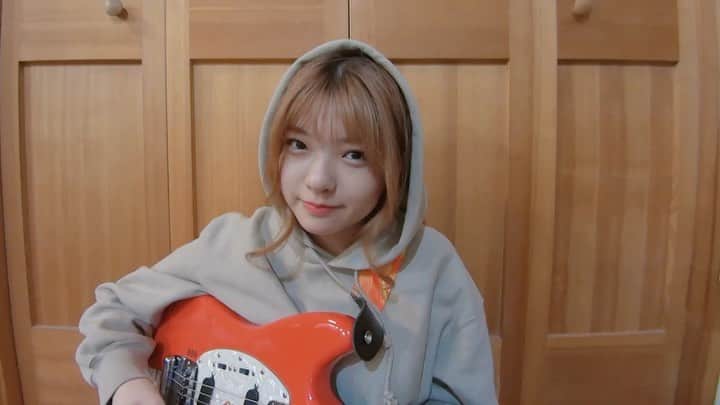 のインスタグラム：「最近練習中のギター🎸 ちょっとだけだけど、 あたたかい心で聴いてください🍄おね！！🍄 ・ Panic Cord / Gabrielle Aplin ・ ・ ・ #ギター #弾き語り #弾いてみた #歌ってみた #パーカー女子 #paniccord  #gabrielleaplin」