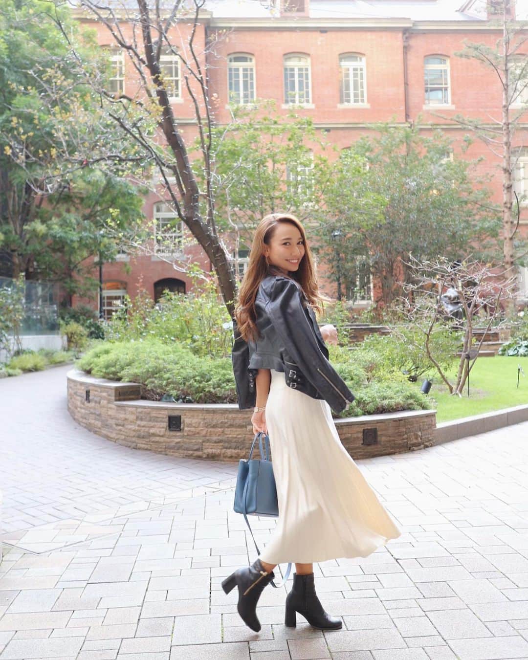 のインスタグラム：「いいお天気な1日でした❤️ 無事バタバタな1週間が終わりそうでなにより🥰 週末はフリマだよ💕 みんな遊びにきてねー🥰❤️ . . #yuxiao_outfits #fashion #ootd #shopping  #outfits #outfit #weekend  #ファッション #お洋服 #スカートコーデ #スカート #お出かけ #おでかけコーデ #丸の内 #美術館コーデ」