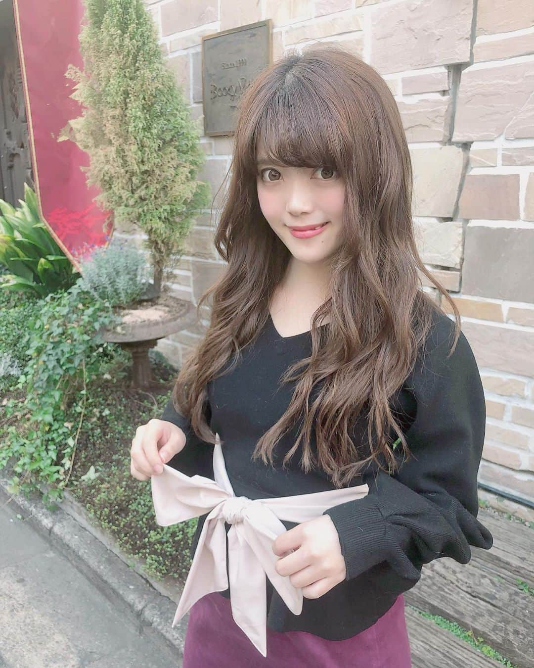 山田あかりさんのインスタグラム写真 - (山田あかりInstagram)「冬のカラッと晴れた日、すきだなぁ🥰﻿ お日様の下にいると暖かくて、﻿ 過ごしやすい🥰﻿ ﻿ 11/7から販売された﻿ @miia_official  の褒められニット♥️﻿ リボンは前でも後ろでも2wayだよ😍﻿ ﻿ 袖がふわっとしてて可愛いのと、﻿ Vネックが首元を綺麗に見せてくれて﻿ お気に入り(๑♡ᴗ♡๑)﻿ ﻿ ストーリーにURLで詳細載せるから見てみてね♥️ #miia #褒められニット #いいね #いいね返しは絶対 #좋아요반사 #좋아요태러 #인친황영 #데일리룩 #여행 #ミーア #かわいいニット #リボンニット #リボン #ニット #秋コーデ #ファッション #秋服 #ootd #ファッションコーデ #かわいい #原宿 #明治神宮前 #ニットコーデ #可愛すぎる #きょコ #コーデ #ロングヘア #撮影 #ファッション好きな人と繋がりたい」11月7日 19時10分 - akari030201