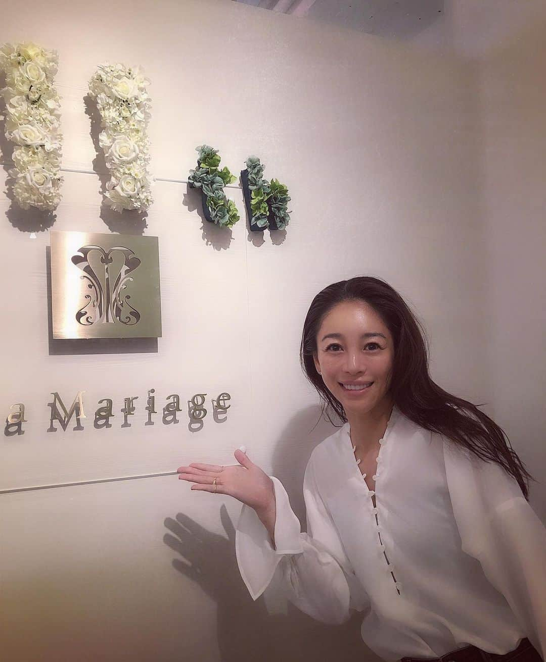 大桑マイミさんのインスタグラム写真 - (大桑マイミInstagram)「La Mariage の新メニューに加わった　 ヒト幹細胞+@ なスペシャルなフェイシャルケアを受けてきました。 若返り美容が可能なんだと実感。 痛みを伴うこと無く、肌をきずつけることなく…ケア中からびっくり。　肌のハリ質感がみるみる変わったの。疲れ気味の肌も魔法がかかるみたいに変わるから笑えます。顔も小さく集まるし。不思議。本当は声を小さくして独り占めしてしまいたいぐらいなんだけど、余りにも良いから声を大にして教えたくなりました。ちゃんと綺麗になりたいし結果が欲しいもの。感激。明日の肌が更に楽しみだし明後日もまた楽しみ。 体験してほしいです。私のご褒美 @lamariage_omotesando  #若返り美容 #ナチュラルビューティー #綺麗になりたい」11月7日 19時24分 - maimiokuwa