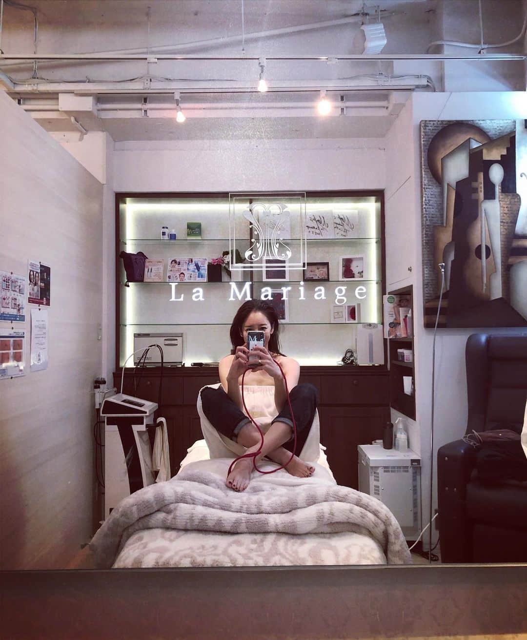 のインスタグラム：「La Mariage の新メニューに加わった　 ヒト幹細胞+@ なスペシャルなフェイシャルケアを受けてきました。 若返り美容が可能なんだと実感。 痛みを伴うこと無く、肌をきずつけることなく…ケア中からびっくり。　肌のハリ質感がみるみる変わったの。疲れ気味の肌も魔法がかかるみたいに変わるから笑えます。顔も小さく集まるし。不思議。本当は声を小さくして独り占めしてしまいたいぐらいなんだけど、余りにも良いから声を大にして教えたくなりました。ちゃんと綺麗になりたいし結果が欲しいもの。感激。明日の肌が更に楽しみだし明後日もまた楽しみ。 体験してほしいです。私のご褒美 @lamariage_omotesando  #若返り美容 #ナチュラルビューティー #綺麗になりたい」