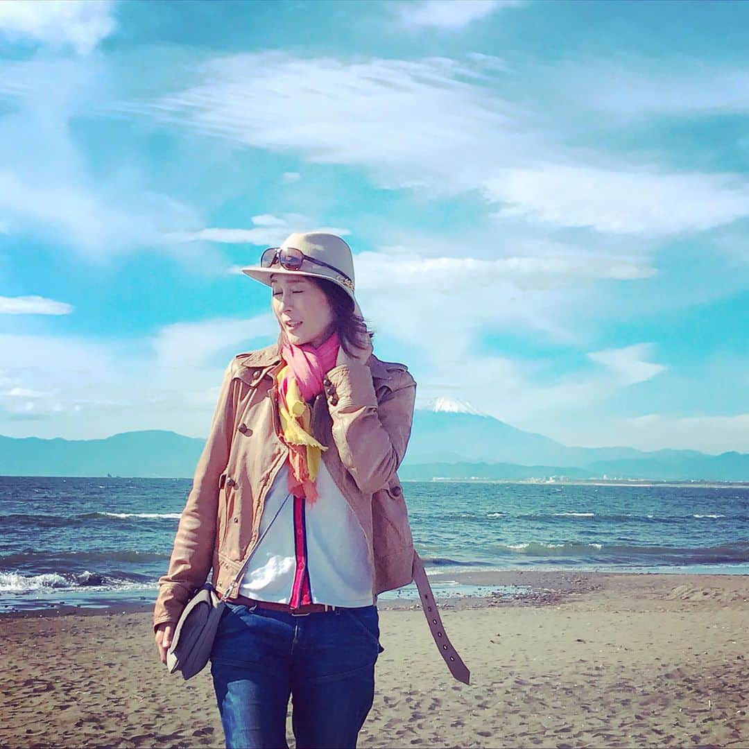 益子直美さんのインスタグラム写真 - (益子直美Instagram)「今日はいいお天気でしたね！ 富士山も美しかった！ 鵠沼海岸にて。  #富士山  #鵠沼海岸  #いいお天気  #富士山にかぶってるから  #もうちょい左」11月7日 19時19分 - naomi.masuko