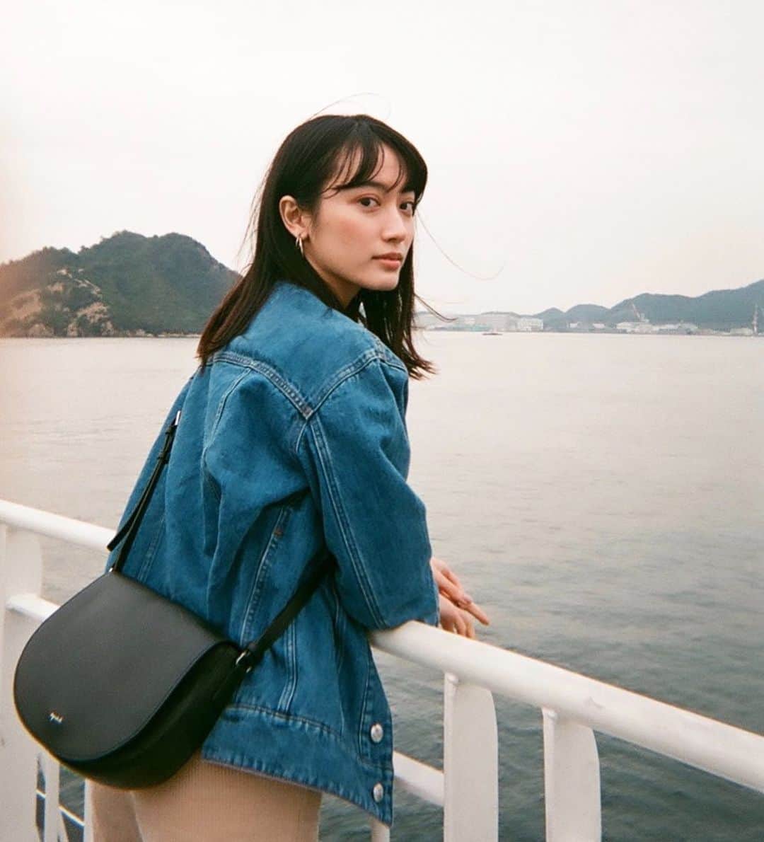 のインスタグラム：「直島に向かう船に乗ったら雨が降り始めたのでちょっと不安な顔。 #やっぱり雨女　#写ルンです #まりかの私服」