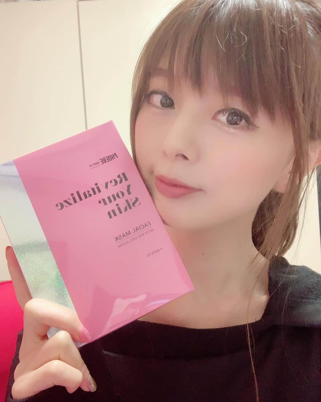 satomiさんのインスタグラム写真 - (satomiInstagram)「\ 発売開始❤︎PHEOBE BEAUTY UP ❤︎/ リバイタライズユアスキン フェイスマスクだよ🌸  4枚入りだから週1のスペシャルケアや１週間頑張った自分へのご褒美や特別な日の前のケアにおすすめ😊 * 早速使ってみたけど駅からタップリ❤︎ しっとりプルプルして、透明感がUPするし翌朝までしっとりして化粧ノリも良かった！ これから乾燥する時期だから、オススメ🌟 夜遅くなっちゃった時の時短ケアにもピッタリ💗 * * 11月6日(水)11時〜発売だよーー！ * * #phoebebeautyup  #フェイスマスク  #パック  #フィービー  #phoebe @phoebe_beautyup #時短コスメ #時短パック #さとみの美容記録 #スキンケア #スペシャルケア #デート前におすすめ #新商品レポ #美容垢」11月7日 19時20分 - saatoomii47