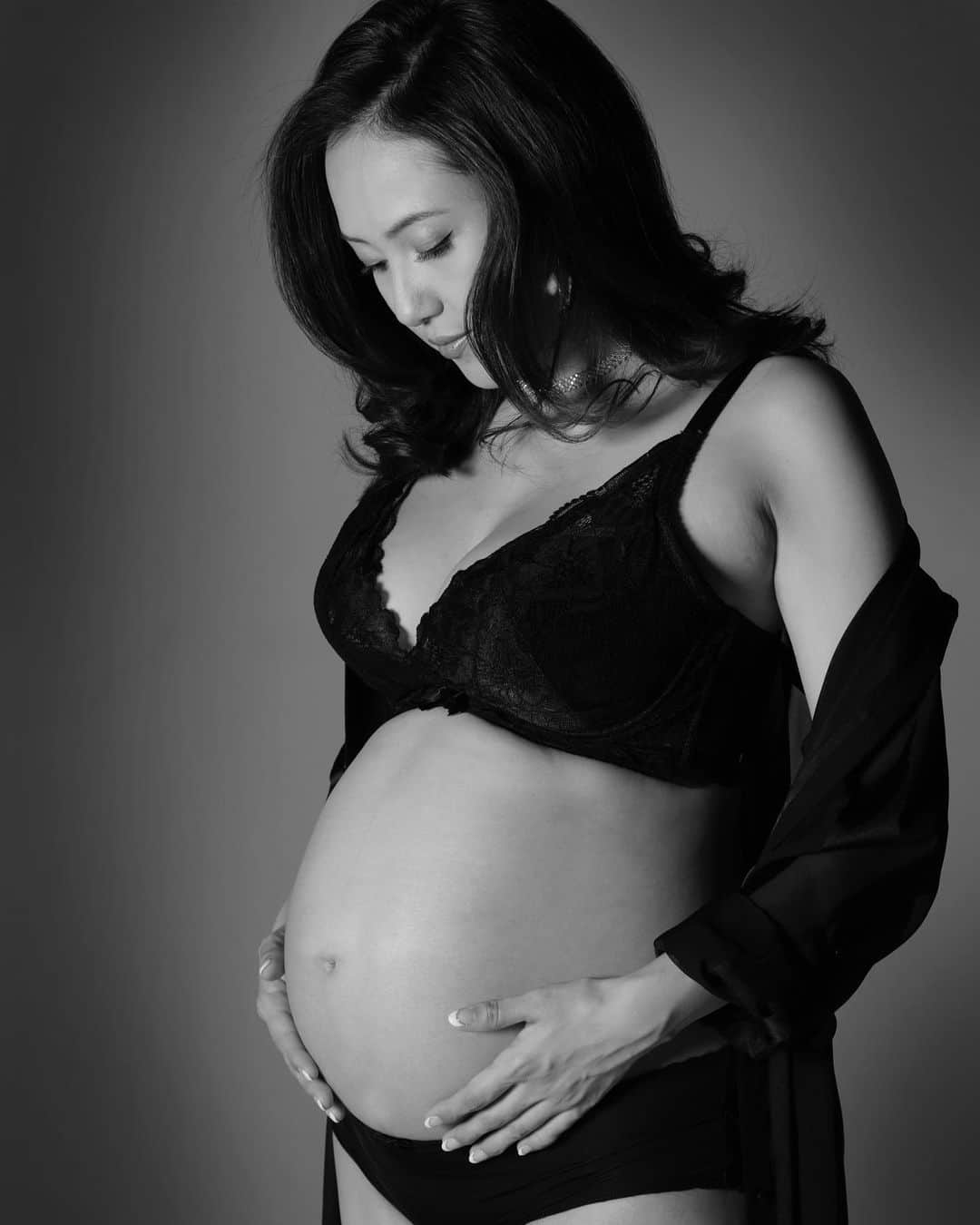 一木エリカのインスタグラム：「臨月。正期産に入りました🤰💕 もうすぐ我が子に会えるんだね。 妊娠初期はいろいろあって… 初期に大量出血をしたから流産したかと思って、医者にも８割流産するかもですって言われてショックだった。 でもこの子は強かった‼️細胞レベルの小ささで必死に私に捕まってたのかな👼 奇跡と生命力の強さを感じた時だったよ。 どうしても私のところで生まれたいって思ったのかな。涙が出ちゃう。  生まれてきたら大切に大切に育てたいです👼🏻💓 #maternityphoto #maternityphotography #マタニティーフォト #マタニティー #pregnant #pregnantlife #臨月 #正期産 #37weekspregnant #里帰り出産 #里帰り中 #長崎県佐世保市 #ゼクシィbaby #ゼクシィ #ママリ」