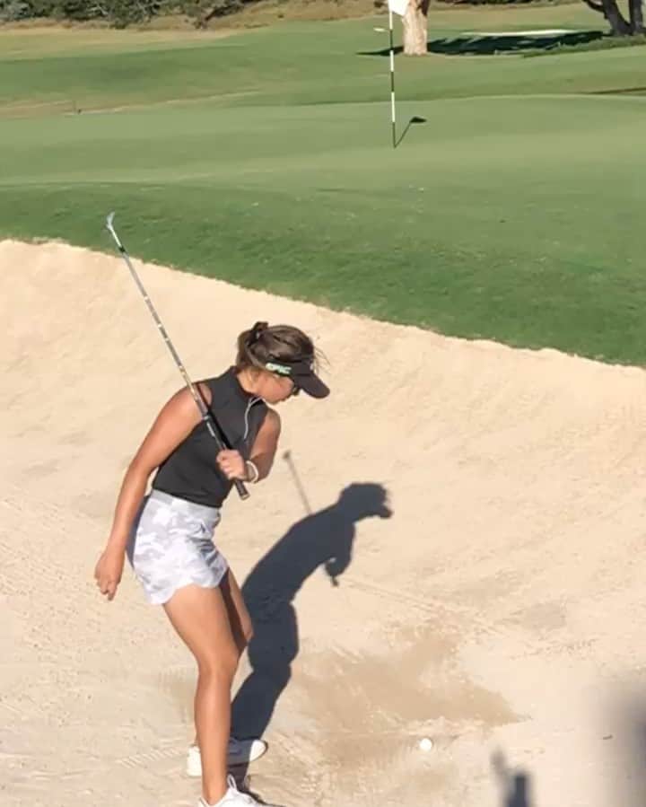 Liz Elmassianのインスタグラム：「This is my go to drill in the bunker- left arm bunker shots really give me the awareness of the bigger muscles participating correctly.」