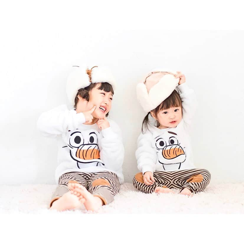 Kyooonさんのインスタグラム写真 - (KyooonInstagram)「オラフ姉妹⛄️🥕 @hm_kids﻿ オラフトレーナーもっこもこであたたかい♡ ﻿ アナ雪2楽しみだなぁ﻿ 長女と観に行く約束してる📽﻿ Disneyも行きたい行きたいって言われてるから計画立ててあげないとなぁ😂✨﻿ 小さい子が大勢でオラフ着てたら可愛いだろうな🥺 ﻿ ﻿ H&Mとアナ雪とのコラボアイテムが全国の店舗とオンラインストアで発売中。アクセサリーや小物などもおすすめです👑#姉妹#4歳差姉妹#FrozenxHM#HMKids#HMxME#アナ雪xHM﻿ ﻿ ﻿」11月7日 19時27分 - fancykyon