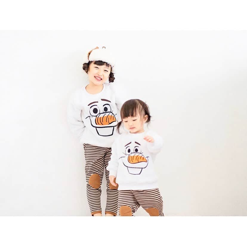 Kyooonさんのインスタグラム写真 - (KyooonInstagram)「オラフ姉妹⛄️🥕 @hm_kids﻿ オラフトレーナーもっこもこであたたかい♡ ﻿ アナ雪2楽しみだなぁ﻿ 長女と観に行く約束してる📽﻿ Disneyも行きたい行きたいって言われてるから計画立ててあげないとなぁ😂✨﻿ 小さい子が大勢でオラフ着てたら可愛いだろうな🥺 ﻿ ﻿ H&Mとアナ雪とのコラボアイテムが全国の店舗とオンラインストアで発売中。アクセサリーや小物などもおすすめです👑#姉妹#4歳差姉妹#FrozenxHM#HMKids#HMxME#アナ雪xHM﻿ ﻿ ﻿」11月7日 19時27分 - fancykyon