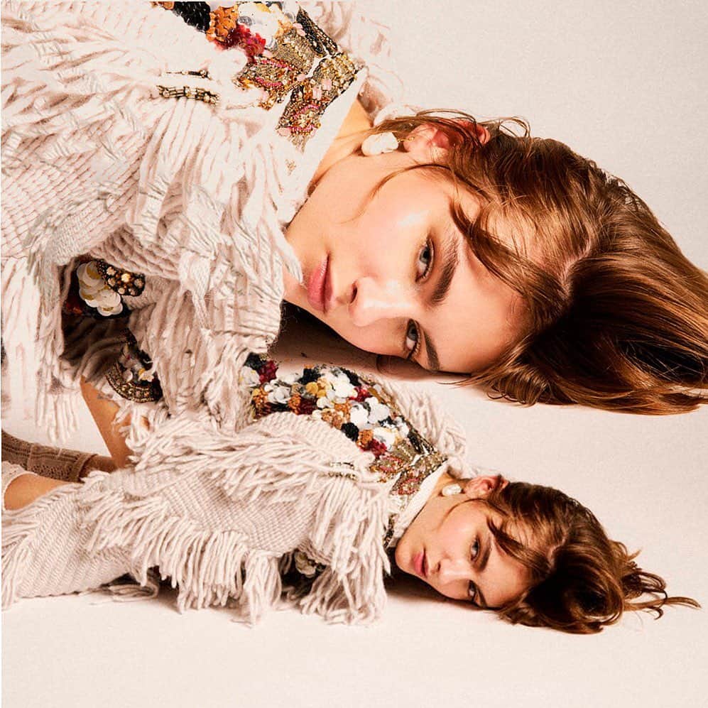 のインスタグラム：「Mesmerizing embroidery & western fringes. It's all about the details, right?」