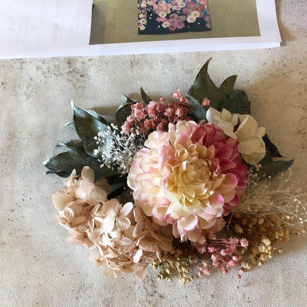 waco⭐️CHACOのインスタグラム：「💐オーダーメイド受注会💐  半年ぶりのオーダーメイド受注会！ 成人式や、卒業式、七五三、結婚式など髪飾りのオーダーメイドを受け付けます。 衣装と合わせる髪飾り製作は毎回とっても楽しく、幸せいっぱいです❣️ みなさんの幸せな時間に花を添えれるようお手伝いさせてください✨  大切な日につける髪飾りをCHACOで作製させていただければと思いオーダーメイドを受け付けいたします。 なおオーダーメイドの作製はわたし１人で行いますため受付期間を設けさせていただきます。 来週火曜日11/12から7日間。 納品は約1ヶ月となります。 (早急に必要な場合はお知らせくださいませ。) 髪飾りの点数別でカートを用意いたしましたので、8点セット4500円、10点セット5500円、12点セット6500円、15点セット 7500円からお選び頂けます。  お着物や袴、ドレスに合わせて髪飾りを作製いたしますので、お写真がある場合はメールにて添付頂けますと幸いです。メールアドレスはオンラインショップのお買い物画面でお知らせいたします。  オーダーが集中した場合、受付期間を早める場合がございますので予めご了承くださいませ。  人生の節目の大切な日につける大切な髪飾り、心を込めて作らせてください。  髪飾りオーダーメイド受注会💐 CHACO ONLINE SHOP 11/12.TUE.21:00〜」