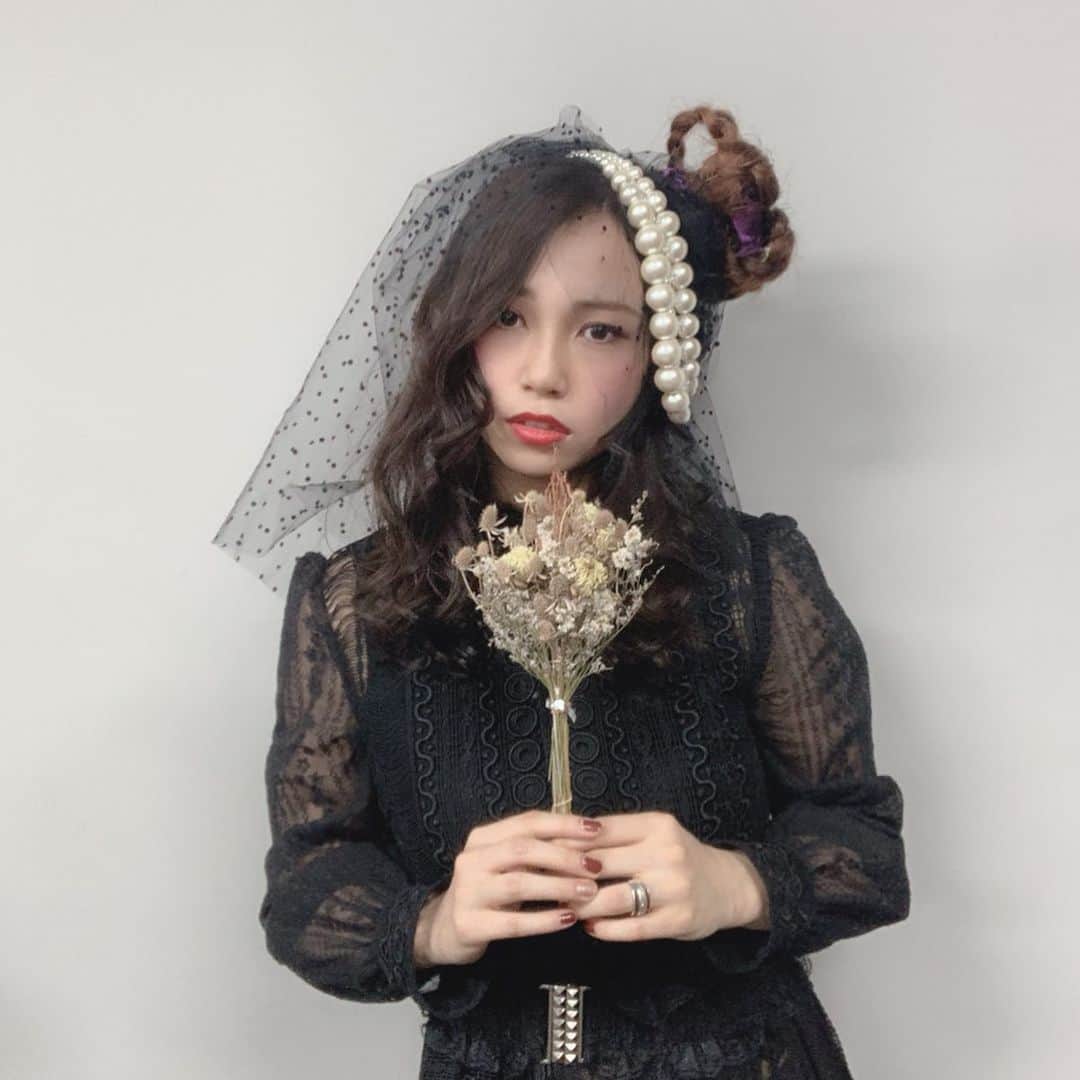 のインスタグラム：「龍大ミスコンのヘアーショーに 出させて頂いたときの写真📸 テーマは黒い花嫁👰🏾 衣装に合わせて深みのある赤リップにした💄✨ ちふれ549は今の季節にぴったりな色味🥺 #龍大ミスコン#龍大ヘアーショー#リップ#コスメ#コスメ好きさんと繋がりたい」