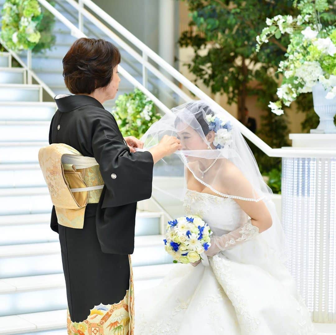 のインスタグラム：「皆様はベールダウンの意味をご存知ですか？🤔 . 結婚式で多く目にしますよね！ . ベールダウンには母親が新婦様に最後にする身支度、子育て終了の証という意味があるのです💕 . ・。・。・。・。・。・。・。・。・ . #lumiamore #ルミアモーレ  #ベイサイド #浜松町  #wedding #weddingdress #結婚式 #f4f #l4l #bayside #結婚式場 #教会  #前撮り#プレ花嫁  #東京 #ロケフォト #結婚式準備 #卒花 #ウェディングドレス #日本中のプレ花嫁さんと繋がりたい  #ウェディングフォト #ウェディング #2019」