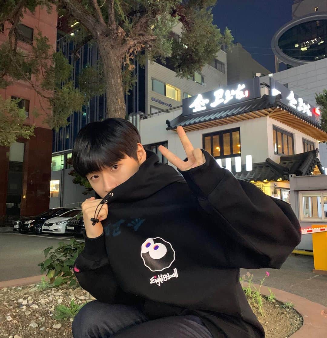 イ・ダウィのインスタグラム：「새옷  #eight8ball_official」