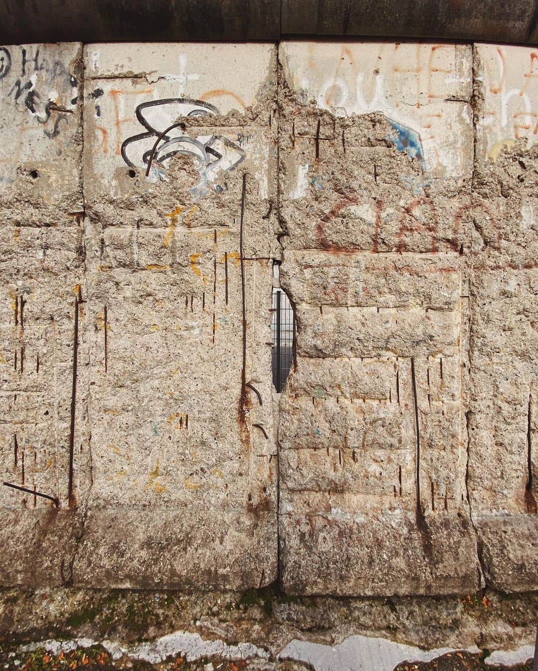 STIL IN BERLINのインスタグラム：「It’s been 30 years since these slabs of steel-reinforced concrete visually marked the division of Germany into East and West. While there are many remains of the wall visible in Berlin, this spot of leftover wall running down Niederkirchnerstraße represents the ambivalent history of Berlin like few other. On one side, the current ministry of finance is housed in one of the few remaining original Nazi buildings from 1935, the former Reichsluftfahrtsministerium, in which (curveball) the GDR was founded in October 1949. On the other side, the memorial „topography of terror“ sits on the former lot of the headquarters of SS and Gestapo during Nazi times. It’s the one site I suggest people with little time if they want to experience the troublesome history of the city. It’s not as gaudy as Checkpoint Charlie, nor limited to GDR history like the memorial at Bernauer Straße, but represents the many histories of the city.  Around the corner you can find a well preserved former watchtower, tucked away in a dead end street many people overlook. /Advertising/ I took these pictures on a photo walk to test out the new #iphone11 and its new wide angle camera. This image is shot through the steel fence, that protects the wall from greedy souvenir hunters and taggers. #shotoniphone11」