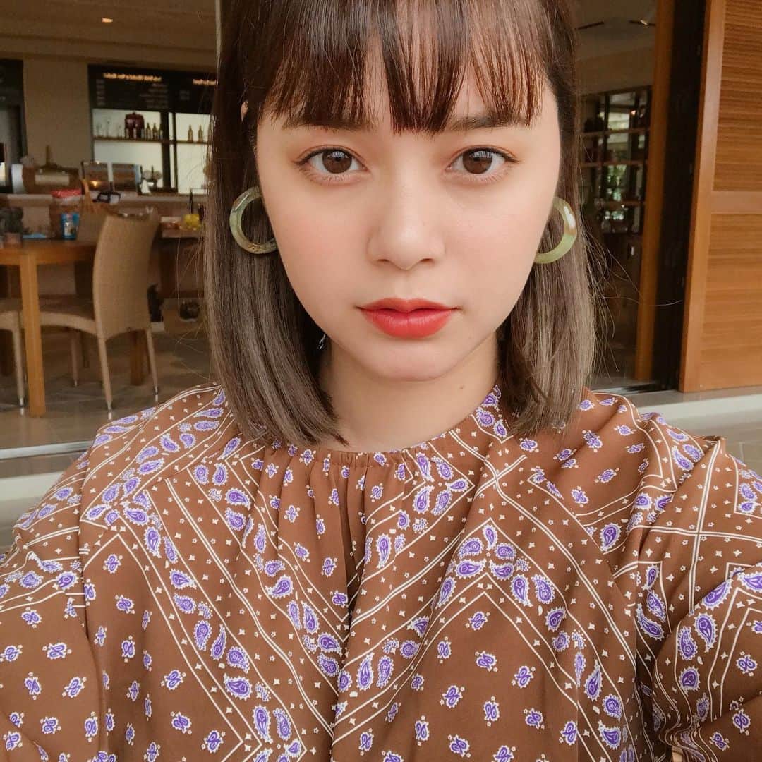 岸本セシルのインスタグラム：「@saaageboutique  のお洋服❤︎と @stellarhollywood  のイヤリングの相性🙆‍♀️💛✨ @saaageboutique  @shibuyo_akiyo  のスタイリングがとってもお洒落で可愛いよ❤️ #服とイヤリング #お久しぶりの1日1投稿 #もはや3日に1投稿 #沖縄で素敵なホテルに泊まったので写真撮りまくったよ #またupするね」