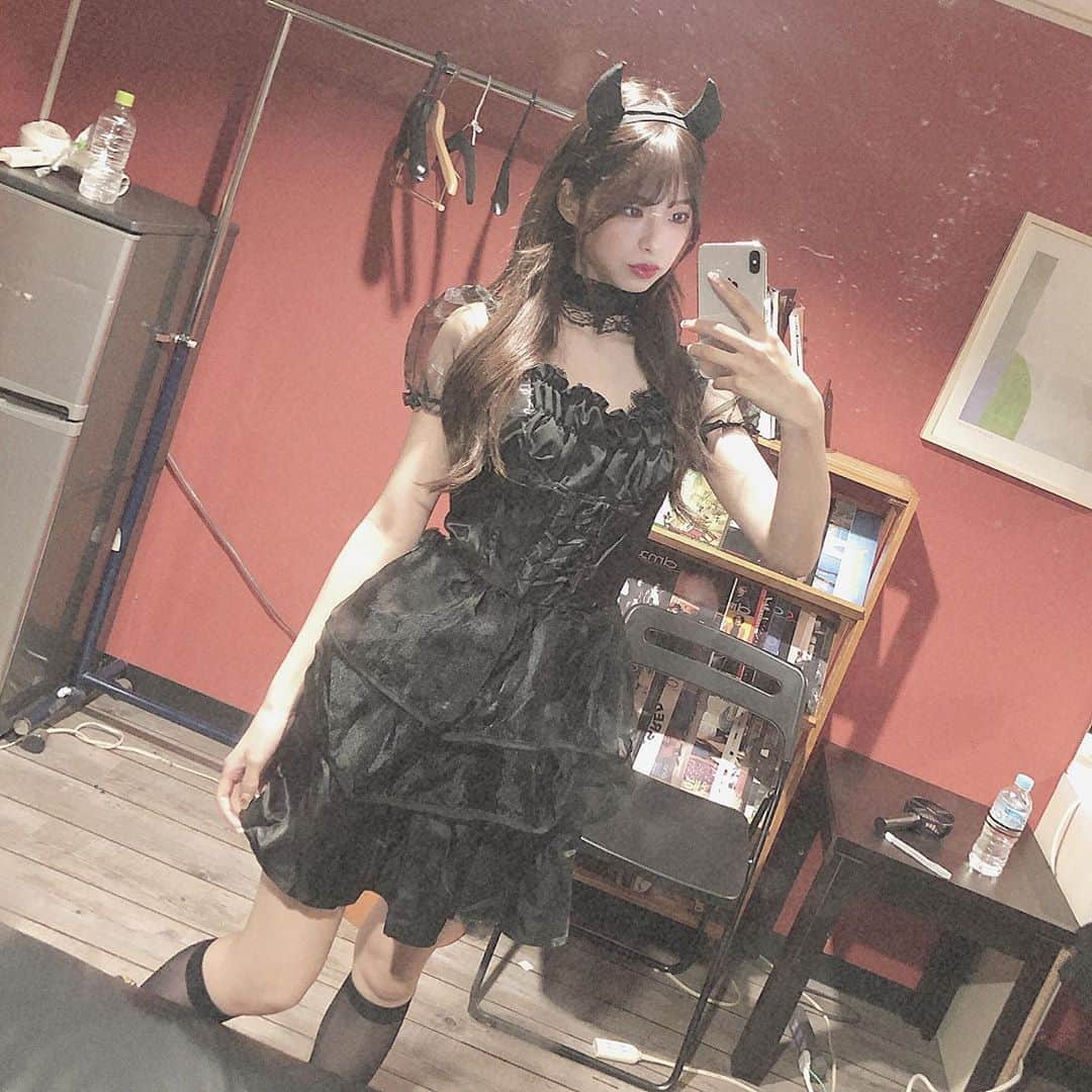 川崎ひかるのインスタグラム：「ほぼ毎年ハロウィンのコスプレでデビルしてる👿 . . . . . #daily #dailylook #selfie #selca #ootd #데일리 #데일리룩 #셀카그램 #셀카 #셀피 #오오티디 #自撮り #アイドル #ハロウィン #コスプレ #デビルコスプレ」
