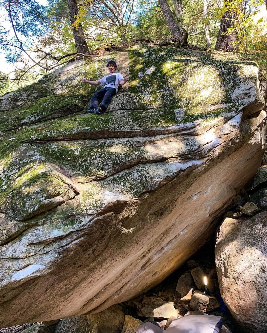 村井隆一のインスタグラム：「Decided SD [8C+/V16] FA✅ Finally finished off my nemesis project yesterday! Everything worked out well! Perfect temperature, perfect friction, and perfect climbing!(though top out was unstable😁) The success of Decided SD marks a new level in my climbing. So psyched!  昨日ついにDecidedの完全ラインが登れました！雨続きで自分と岩のコンディションを中々マッチさせられず、フラストレーションの溜まる日々を過ごしていましたが、最高の瞬間に備えて調整を重ねた甲斐がありました。当初はバラしすらおぼつかず、繋がるイメージなんてまるで湧いていなかったドリームラインが完成する日が来るとは。感無量です。  完登にあたってサポートして頂いた皆さま本当にありがとうございました！🙏. ＊ ＊ 〜グレードについて〜 このラインはハードでテクニカルな5手(体感5段)をこなしてからDecidedに繋げます。自分はこれまでに6段というグレードを登った経験はありませんが、体感的には今年登った白道(5段+)やThe Game(V15)よりも悪く感じたので今回6段を提唱したいと思います。当然初登と再登という立場の違い上、感じ方の違いもあると思うので今後再登者の意見も参考に確立していけたらと思います。  photo @odamomo36  @frictionlabs  @organicclimbing  @unparallelup  @rockmasterhq  @apexclimbingyotsuya  #powernavi#climbing#bouldering#ボルダリング#瑞牆」