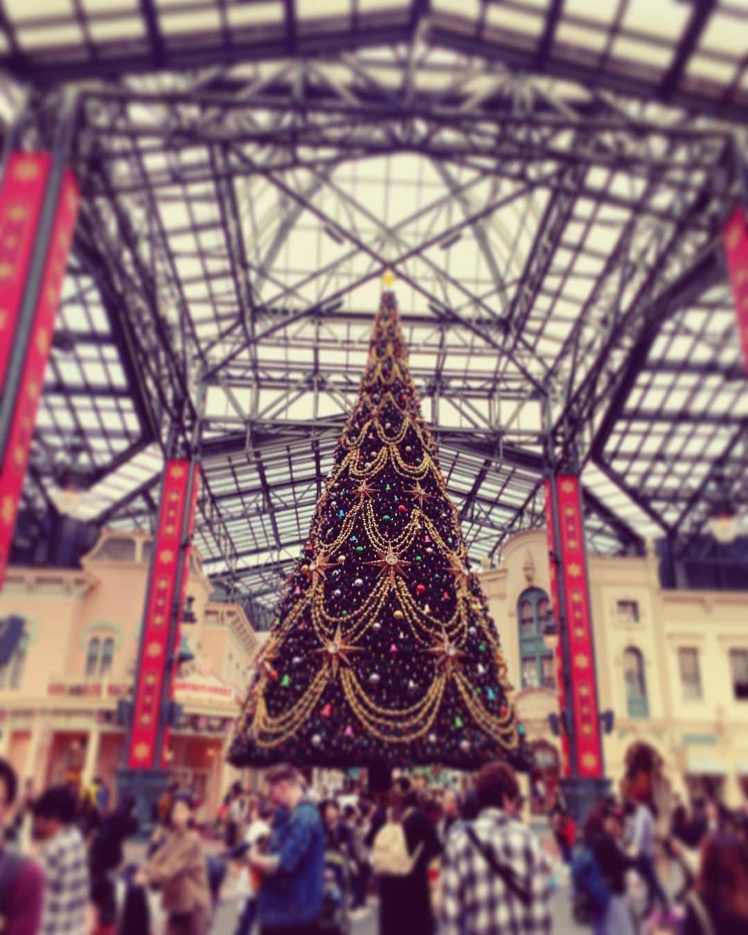 MILANOのインスタグラム：「ディズニーはもうクリスマスだった🎄🎅🤶 小さい頃ライトとかステッキとか光る系グッズが大好きだったんだけど未だにときめく。。 あとこのチョコレート入れがミニチュアポップコーンのワゴンなのが最高にかわいい😍 #ディズニー　#disneyland #disney #ディズニーランド　#xmas #クリスマス」