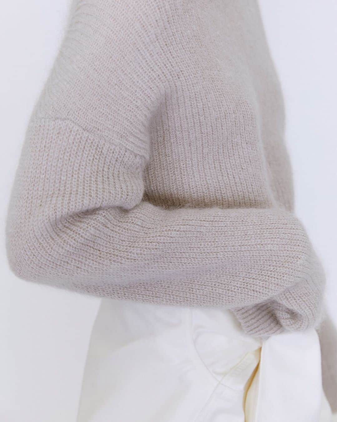 UNITED ARROWS さんのインスタグラム写真 - (UNITED ARROWS Instagram)「起毛させ、毛足を出したモヘア糸を混ぜることでニットならではの柔らかな質感を存分に楽しむことができる1枚。袖ゆきをたっぷりとったデザインで、リラックスした女性らしい装いに。 Sweater ¥19,000 +tax #UnitedArrows #UnitedArrowsWomen #ColorYourAutumnKnitwear」11月7日 20時08分 - unitedarrows_official