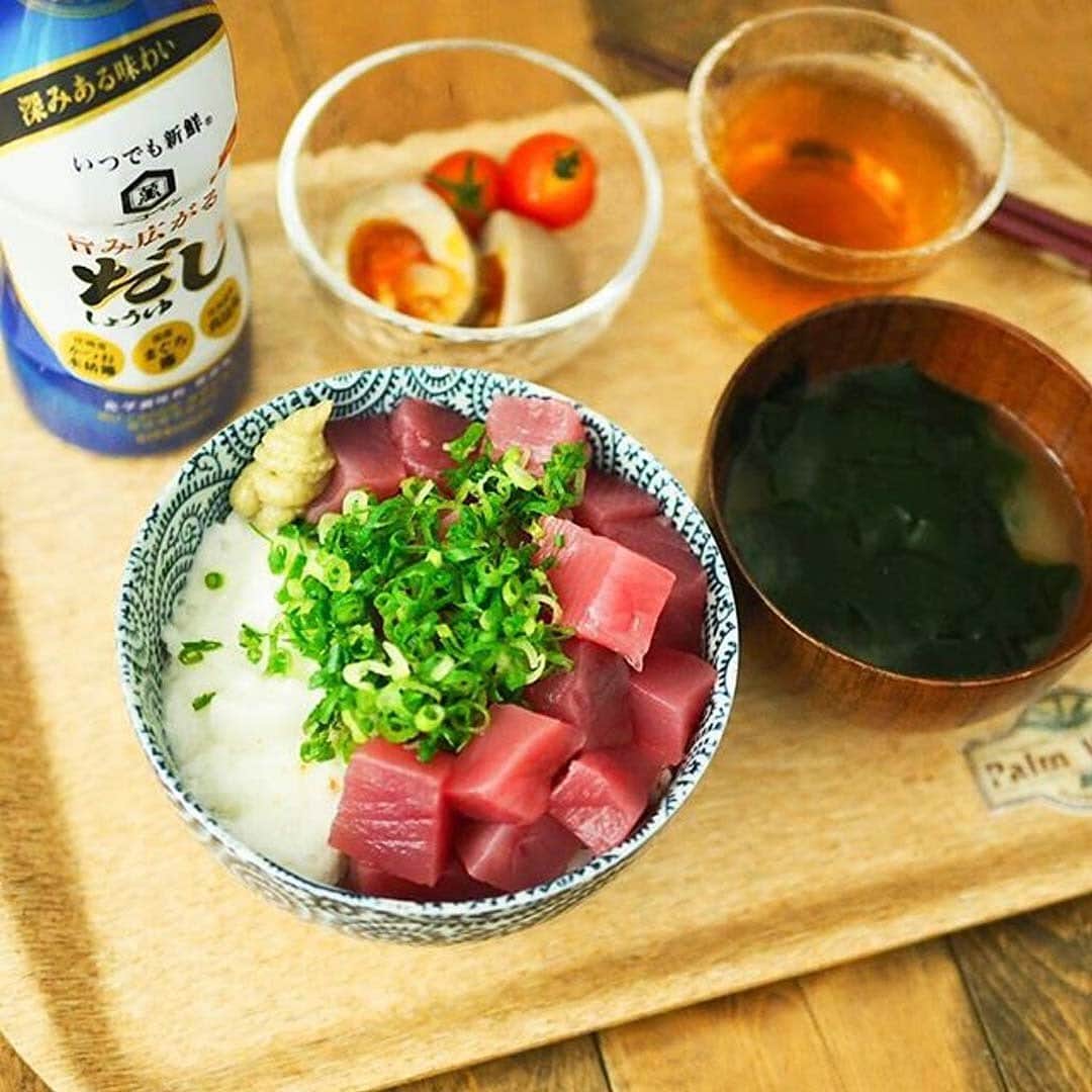 キッコーマン公式さんのインスタグラム写真 - (キッコーマン公式Instagram)「／﻿ 味つけこれ。1本！ #だししょうゆ で絶品おうちご飯！﻿ ＼﻿ ﻿ うま味がぎゅっと詰まっただししょうゆは、おいしくって便利なアイテム！そのまま卵かけご飯や豆腐にかけたり、調理に使っても1本でおいしく仕上がるんですよ。﻿ ﻿  キッコーマンのいつでも新鮮  #旨み広がるだししょうゆ は、国産のだし原料にこだわり、3種の厳選された節（枕崎産のかつお本枯節・北海道産真昆布・国産まぐろ節）が入っているので、味に深みがあり、料亭のような味つけができちゃうんです！﻿ 通常のこいくちしょうゆと比べて、25％塩分がカットされているのもうれしいポイント！﻿ ﻿ 今回はをこの商品をつかって、おいしそうなお家ごはんをつくってくださった方の投稿をご紹介します！﻿ ﻿ 1枚目﻿ @sumikumasumi さん﻿ お魚との相性もぴったりなだししょうゆ。山かけものって、いくらでも食べられてしまいますよね！﻿ ﻿ 2枚目﻿ @_miki816 さん﻿ お豆腐や野菜がメインのヘルシーなおかずも、しょうゆでさっと味つけするだけで味わい深いおいしさに！﻿ ﻿ 3枚目﻿ @85kazoku さん﻿ だししょうゆをベースにしたネギたれがかつおと相性ぴったりで、とってもおいしそうな一品ですね！﻿ ﻿ 4枚目﻿ @ericoropi さん﻿ ふっくらと炊きあがったご飯がおいしそうですね！塩分ひかえめながらもしっかりとした濃いうま味がうれしいですよね。﻿ ﻿ 5枚目﻿ @harukanbiyori さん﻿ トロトロのなすにしょうゆのうま味がじわっと広がって、ご飯が進みそうなおかずですね！﻿ ﻿ #キッコーマン #kikkoman #ほんのひとてま  #レスソル #減塩しょうゆ  #しょうゆ #減塩レシピ #減塩料理 #減塩 #減塩生活 #減塩メニュー #減塩食 #クッキングラム #デリスタグラム #手料理  #健康ごはん #健康レシピ #家族ごはん #簡単ごはん #簡単レシピ #簡単料理 #簡単アレンジ #簡単おかず#時短料理 #家ごはん #おうちごはん #料理好きな人と繋がりたい #手抜きごはん」11月7日 20時01分 - kikkoman.jp