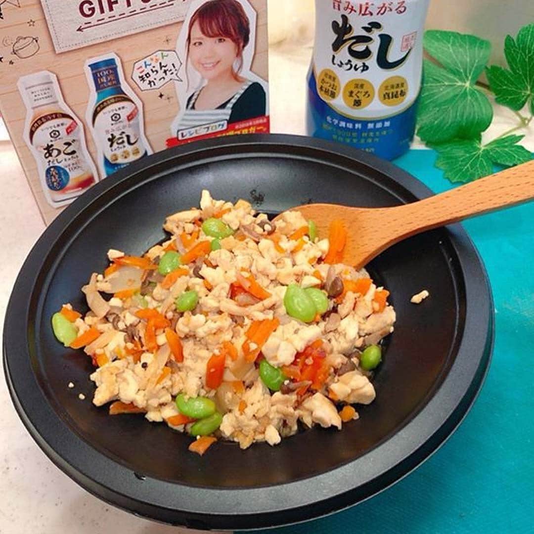 キッコーマン公式さんのインスタグラム写真 - (キッコーマン公式Instagram)「／﻿ 味つけこれ。1本！ #だししょうゆ で絶品おうちご飯！﻿ ＼﻿ ﻿ うま味がぎゅっと詰まっただししょうゆは、おいしくって便利なアイテム！そのまま卵かけご飯や豆腐にかけたり、調理に使っても1本でおいしく仕上がるんですよ。﻿ ﻿  キッコーマンのいつでも新鮮  #旨み広がるだししょうゆ は、国産のだし原料にこだわり、3種の厳選された節（枕崎産のかつお本枯節・北海道産真昆布・国産まぐろ節）が入っているので、味に深みがあり、料亭のような味つけができちゃうんです！﻿ 通常のこいくちしょうゆと比べて、25％塩分がカットされているのもうれしいポイント！﻿ ﻿ 今回はをこの商品をつかって、おいしそうなお家ごはんをつくってくださった方の投稿をご紹介します！﻿ ﻿ 1枚目﻿ @sumikumasumi さん﻿ お魚との相性もぴったりなだししょうゆ。山かけものって、いくらでも食べられてしまいますよね！﻿ ﻿ 2枚目﻿ @_miki816 さん﻿ お豆腐や野菜がメインのヘルシーなおかずも、しょうゆでさっと味つけするだけで味わい深いおいしさに！﻿ ﻿ 3枚目﻿ @85kazoku さん﻿ だししょうゆをベースにしたネギたれがかつおと相性ぴったりで、とってもおいしそうな一品ですね！﻿ ﻿ 4枚目﻿ @ericoropi さん﻿ ふっくらと炊きあがったご飯がおいしそうですね！塩分ひかえめながらもしっかりとした濃いうま味がうれしいですよね。﻿ ﻿ 5枚目﻿ @harukanbiyori さん﻿ トロトロのなすにしょうゆのうま味がじわっと広がって、ご飯が進みそうなおかずですね！﻿ ﻿ #キッコーマン #kikkoman #ほんのひとてま  #レスソル #減塩しょうゆ  #しょうゆ #減塩レシピ #減塩料理 #減塩 #減塩生活 #減塩メニュー #減塩食 #クッキングラム #デリスタグラム #手料理  #健康ごはん #健康レシピ #家族ごはん #簡単ごはん #簡単レシピ #簡単料理 #簡単アレンジ #簡単おかず#時短料理 #家ごはん #おうちごはん #料理好きな人と繋がりたい #手抜きごはん」11月7日 20時01分 - kikkoman.jp