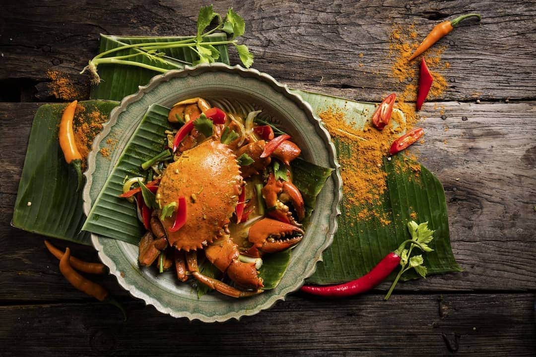 タイ国政府観光庁さんのインスタグラム写真 - (タイ国政府観光庁Instagram)「⠀ 【🇹🇭🍴本場で食べたいタイ料理🍴🇹🇭】⠀ ⠀ 毎週木曜日は、タイグルメ情報をお届け🍽️⠀ ⠀ 今回ご紹介するのは、プーパッポンカリー🦀✨⠀ ⠀ プーパッポンカリーは、豪快にぶつ切りにした蟹をレッドカレーペーストで炒め、最後に卵でふんわりとじた炒め物🤤💗⠀ 蟹の風味と唐辛子の辛味がきいたコクのある一品で、卵でとじることでマイルドな味わいとなります🥚✨⠀ ⠀ ご飯との相性も抜群で、一度食べてハマる人の多いタイ料理のひとつ💁‍♂️⠀ ⠀ #タイ #タイ料理 #タイ料理大好き #プーパッポンカリー #エスニック料理 #アジア料理 #こんなタイ知らなかった #もっと知りタイ #タイ旅行 #食べるの大好き #食べるの好きな人と繋がりたい #旅好きな人と繋がりたい #旅行好きな人と繋がりたい #海外旅行 #グルメ #グルメ旅 #ご当地グルメ  #thailand  #poohpatpongcurry  #curry #thaifood #thaifoodstagram #thaifoodie  #amazingthailand #thailandtravel #thailandtrip #thai #thaistagram #lovethailand」11月7日 20時01分 - amazingthailandjp