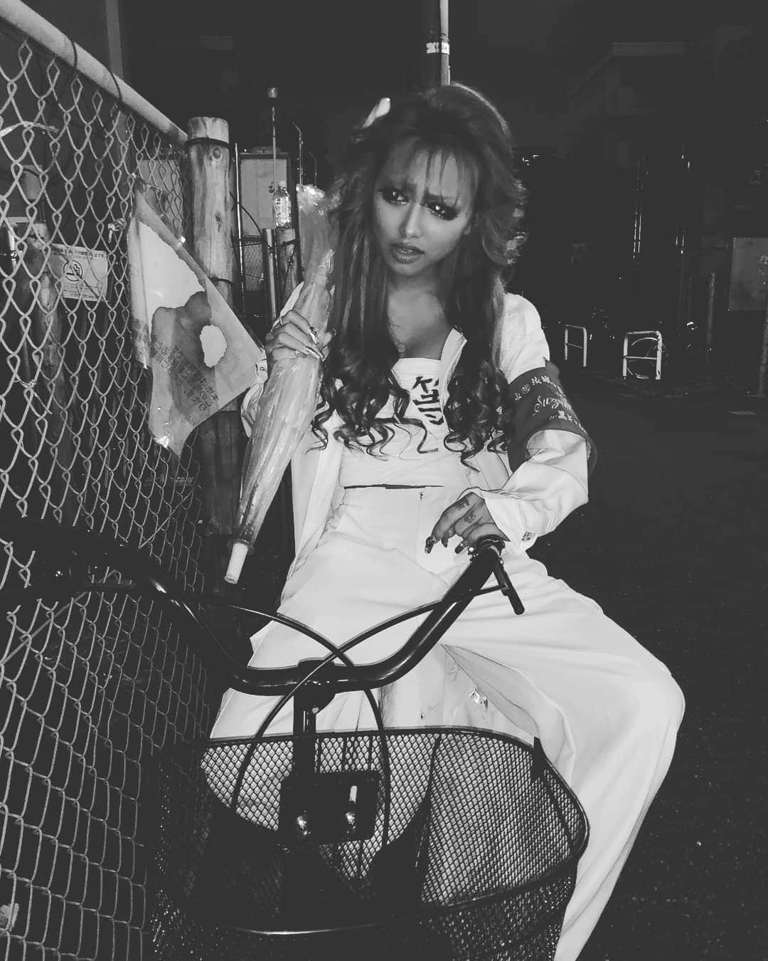 きぃぃりぷさんのインスタグラム写真 - (きぃぃりぷInstagram)「チャリで来た🚲💨 元ネタが懐かしい 1人でやってみた（笑）  そして、昭和よりの工藤静香様風の髪型はアンククロス新宿南口店ラフトのさくさんにやってもらったよ‼懐かしい〜なー楽しい〜てワガママな依頼を受けてくれたさくさん🥺❤そしてサラシの落書きもさくさんに頼みました😳お陰様で様になりました😍 2枚目のタグから飛んでね✊  #チャリで来た #元ネタわかるかな #ぎゃうハロ #Halloween #egg #仮装 #特攻服 #アンククロス #ヘアメイク #工藤静香風 #昭和 #感激可愛い #新宿南口ラフト #modelpress」11月7日 20時02分 - kyiiripu.friedegg