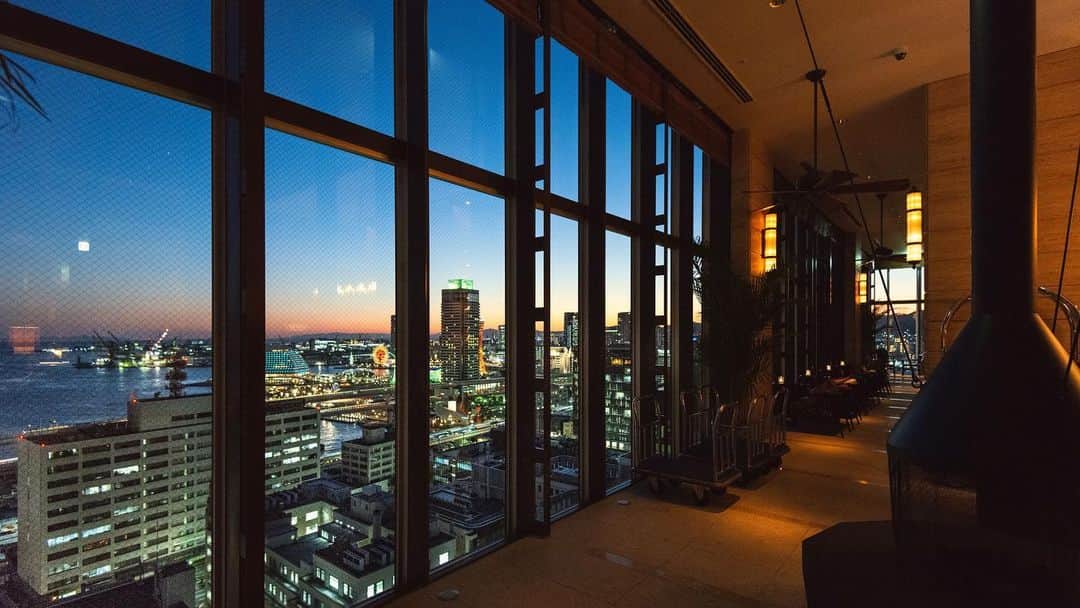 のインスタグラム：「. 幻想的な時間 . A front row seat to Kobe Minato sunset.  _ #hotelfront #frommywindow "ホテルフロント #夕暮れ #神戸 #omotenashihotels #orientalhotelkobe #orientalhotel #オリエンタルホテル #オリエンタルホテル旧居留地 #旧居留地」