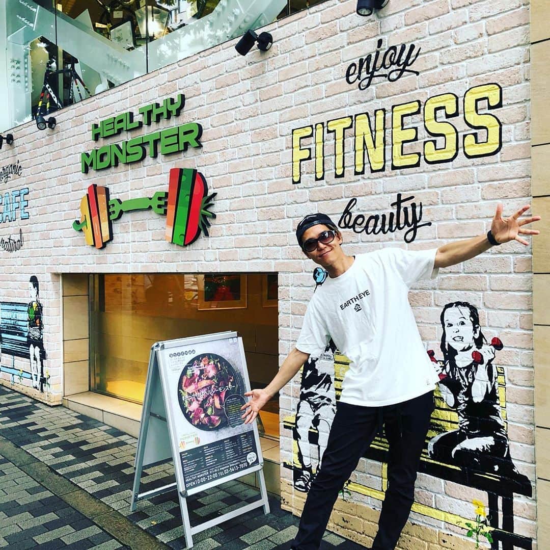 SHINPEIのインスタグラム：「渋谷区神宮前にある『HEALTHY MONSTER（ヘルシーモンスター）』へ行ってきました。﻿ ﻿ 健康食は味気ないものだと我慢して食べてきた方も食べたいと思える、「美味しくて毎日食べたい健康食」を提供してくれる素敵なレストランです。﻿ ﻿ さらに特筆するポイントは、カフェとパーソナルトレーニングジムが併設してるという一石二鳥な所！﻿ ﻿ グルテンフリーのカレーなんて初めて食べたけど、本当に美味しかったです。﻿ ﻿ 栄養たっぷりのオリジナルジュースも種類豊富で、また食べに行きたくなりました！﻿ ﻿ #ヘルシーモンスター　#HEALTHYMONSTER」