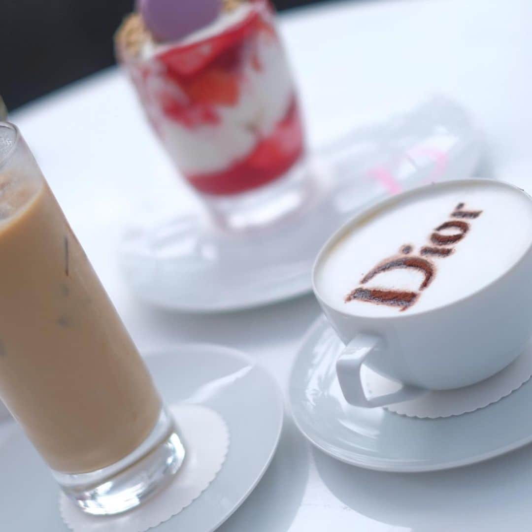 木本泉さんのインスタグラム写真 - (木本泉Instagram)「-﻿ 中に入ると冷房で寒すぎ💦﻿ 外にあるDiorカフェがちょうど良い☕️﻿ ﻿ お買い物の後にお茶🍓﻿ ﻿ #diorcafe#dior#ディオール#アラモアナ」11月7日 11時14分 - izumikimoto