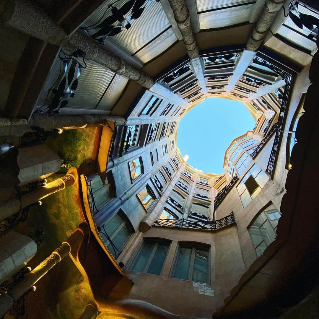 畑亜貴さんのインスタグラム写真 - (畑亜貴Instagram)「カサ・ミラの入り口付近から見上げる空は安堵か狂気か判断し難い朝ですおはようございます。 #barcelona #spain #akhtravelogue」11月7日 11時10分 - akihata.jp