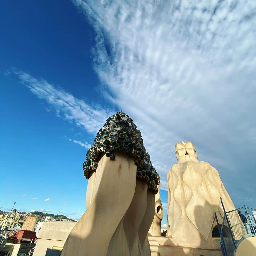 畑亜貴さんのインスタグラム写真 - (畑亜貴Instagram)「カサ・ミラの入り口付近から見上げる空は安堵か狂気か判断し難い朝ですおはようございます。 #barcelona #spain #akhtravelogue」11月7日 11時10分 - akihata.jp