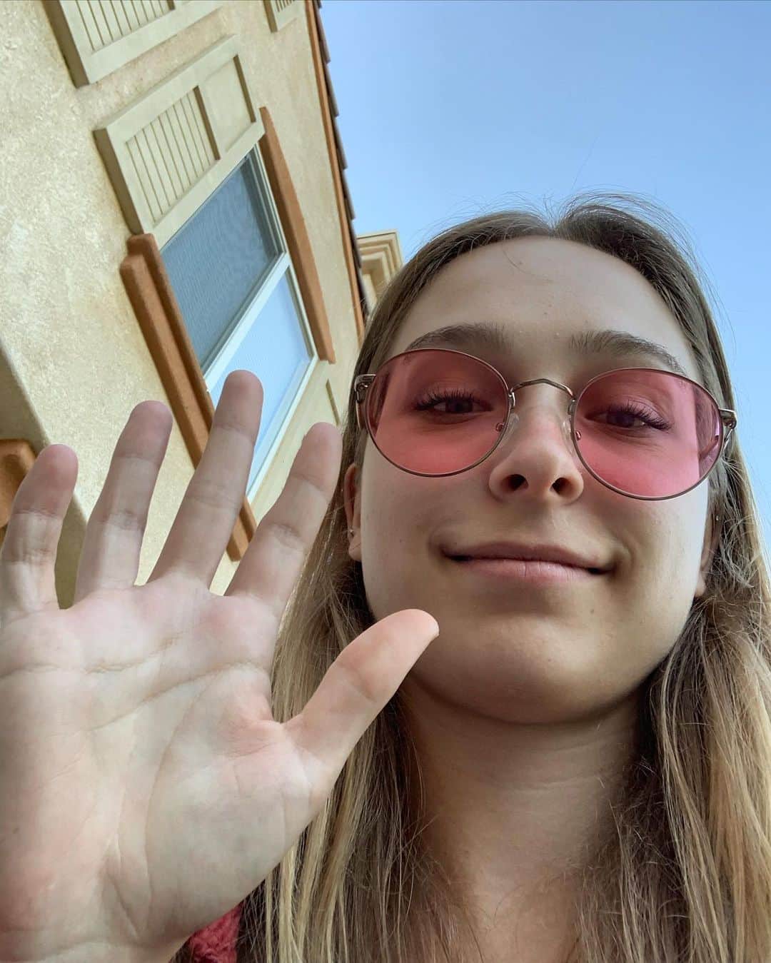 ジョーイ・ブラッグのインスタグラム：「Happy birthday, @sabinerosalie. You help me see the world through your prescription rose colored glasses. I love you!」