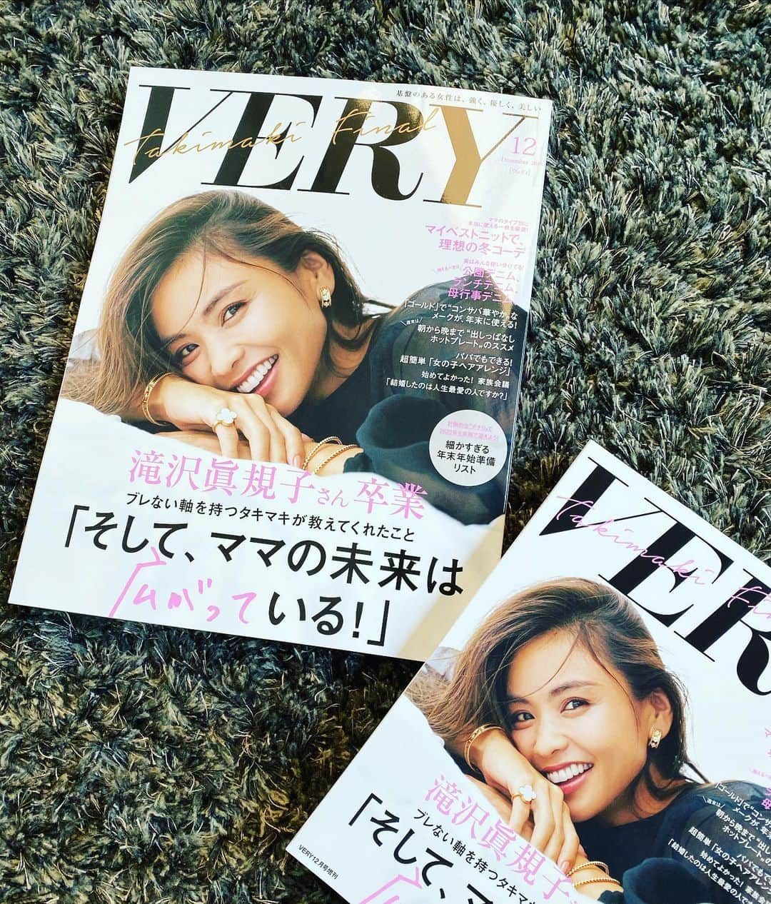 滝沢眞規子さんのインスタグラム写真 - (滝沢眞規子Instagram)「VERY12月号発売中です🙌 これが私にとって最後のVERYになります。  おまけの2枚目3枚目は自宅でのオフショット。 いつもの滝沢家を撮っていただきました。  こうして改めてVERYを手にすると、込み上げてくるものがあります。  10年間、本当に本当にありがとうございました！！！ 感謝しかありません。 沢山の方に応援していただき、支えていただき、本当に素晴らしい10年間でした。  是非、お手に取って頂けたら嬉しいです。  1月号からは矢野未希子ちゃんがカバーを務めます！ 可愛くて大好きなみっこちゃん。 モデルさんもみんなパワフルで素敵な方ばかり。私もこれから楽しみに読みたいと思います。  編集部、ライターさん、毎号みんなで全力で作り上げているVERY❗️ 引き継ぎ、皆様のバイブルになりますように❤️」11月7日 11時17分 - makikotakizawa