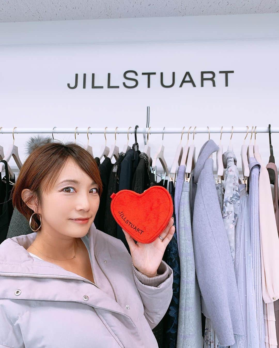 細田阿也さんのインスタグラム写真 - (細田阿也Instagram)「@jillstuart.jp 歴22年☺︎ #仕事　でも　#プライベート　でも  #幼稚園　#小学校　#中学　への#ママコーデ にも。  さりげないシルエットやアクセント、デザインに、、、 #ジルスチュアート　らしい 上品さ、洗練さ、可愛らしさ。  ここぞ！のときに 洋服に支えられ、自信を持たせてくれる。  今日も　#jillstuartendyrobe を着用し  #神戸　へ☺︎ #josiesrunway  #js_josie  #fashion #mama」11月7日 11時21分 - hosodaaya