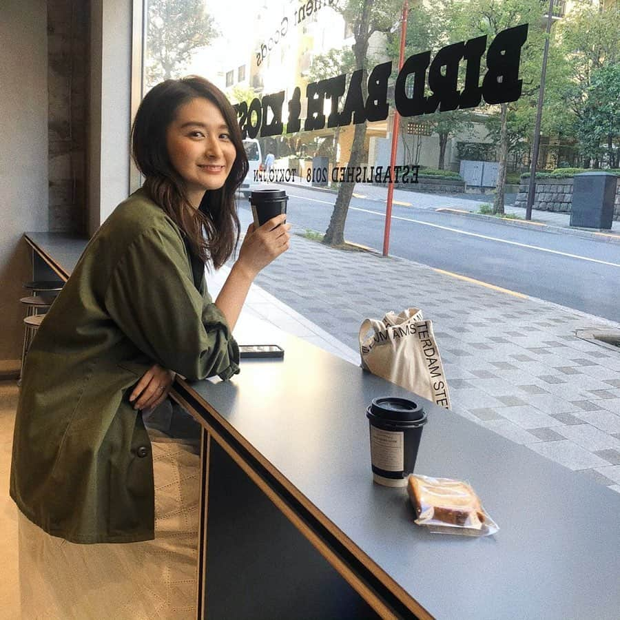 海下真夕さんのインスタグラム写真 - (海下真夕Instagram)「. いつかの早朝コーヒーブレイク☕️ スタジオのすぐ近くにあったカフェで。 @birdbathkiosk  cafe snapというアプリでスタッフさんが見つけてくれた🧡  朝早くから開いてるし、この辺に来たらまた寄りたいな☺️. @katanebakery のパンのあんバタートースト美味しかった😋. @torayacafe のあんペーストも売ってたり、ステーショナリーやお菓子も売ってて、おしゃれkioskでした🧡❤️💜. @koiso_jeno さん @mahocchi_jeno さん ありがとうございました☺️💕 . . #朝活 #cafe #cafestagram  #カフェ #半蔵門」11月7日 11時33分 - kaigeworld