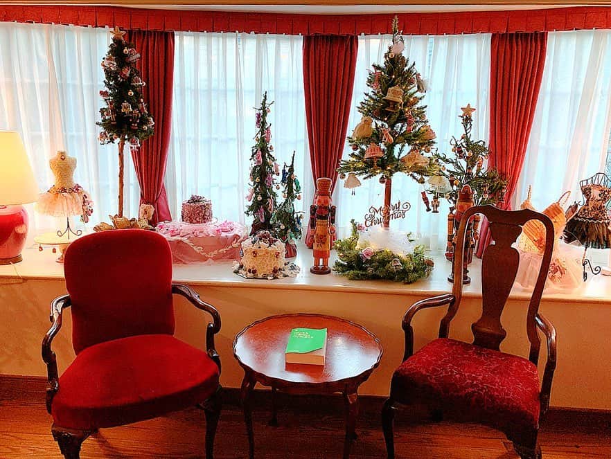 百合華さんのインスタグラム写真 - (百合華Instagram)「今回はオーベルジュ協会に加盟されている『世界一の朝食🍽』で有名な『神戸北野ホテル』に宿泊させていただきました✨﻿ ﻿ 美しい赤レンガの外観だけでなく館内も西洋風の造りになっていて、入り口の扉を開けると目の前におっきなクリスマスツリーがお出迎え🎄💕﻿ ﻿ 見渡す限りの赤や緑の装飾に一足お先にX'mas気分を満喫出来ちゃいました🎁﻿ ﻿ #神戸﻿ #北野﻿ #神戸北野ホテル﻿ #kobekitanohotel﻿ #赤レンガ﻿ #オーベルジュ﻿ #オーベルジュ協会﻿ #世界一の朝食﻿ #西洋風﻿ #ヨーロピアン ﻿ #クリスマス ﻿ #christmas  #クリスマスツリー  #christmastree ﻿ #オーナメント ﻿ #美食 ﻿ #美食家」11月7日 11時25分 - yurika.lovelily