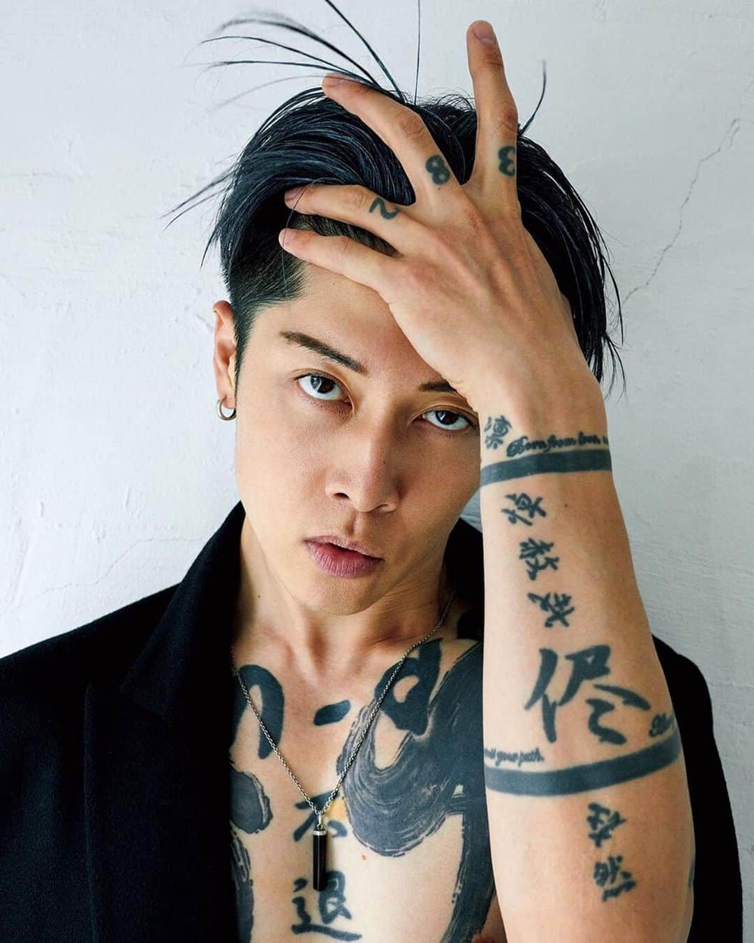 雅-MIYAVI-さんのインスタグラム写真 - (雅-MIYAVI-Instagram)「Shot by #JuergenTeller Thanks the team and @voguejapan!  #Repost @voguejapan 『VOGUE JAPAN』の創刊20周年を記念して、写真家のユルゲン・テラーが来日し、3日間連続で撮影を行った。2019年の東京は、彼の心にどのように映ったのか。全46ページにわたるファッションストーリーには、 ミュージシャンのMIYAVIも登場。 12月から『MIYAVI "NO SLEEP TILL TOKYO "World Tour 2019 JAPAN 』を開催する。  The legendary photographer, Juergen Teller celebrates the 20th anniversary of VOGUE JAPAN through a special 48 page fashion story. He captured the current creative scene of Japan including Musician MIYAVI, on sale now!  Photographer: #JuergenTeller Fashion Editors: @sissyvian  Creative Partner: @doviledrizyte  Photo Assistant: #KarinXiao Hair: Taku and Tano at @___cutters___  Makeup: @ayaminishimura  Manicure: @takano_naoko and #hitomisakamoto Casting: @pg_dmcasting  Model: @miyavi_ishihara wearing @dior coat  Production: @kitten_production  Local Production: @tokyoact2  Post Production: #CatalinPlesa Sittings Editors: @saori_vj @yuisugiyama  Stylist Assitants: @camillasossi @cecibro @benedettabaruffi #itsukawatanabe, #emisato and #mayukaharuna #voguejapan #decemberissue #juergenteller #miyavi」11月7日 11時42分 - miyavi_ishihara