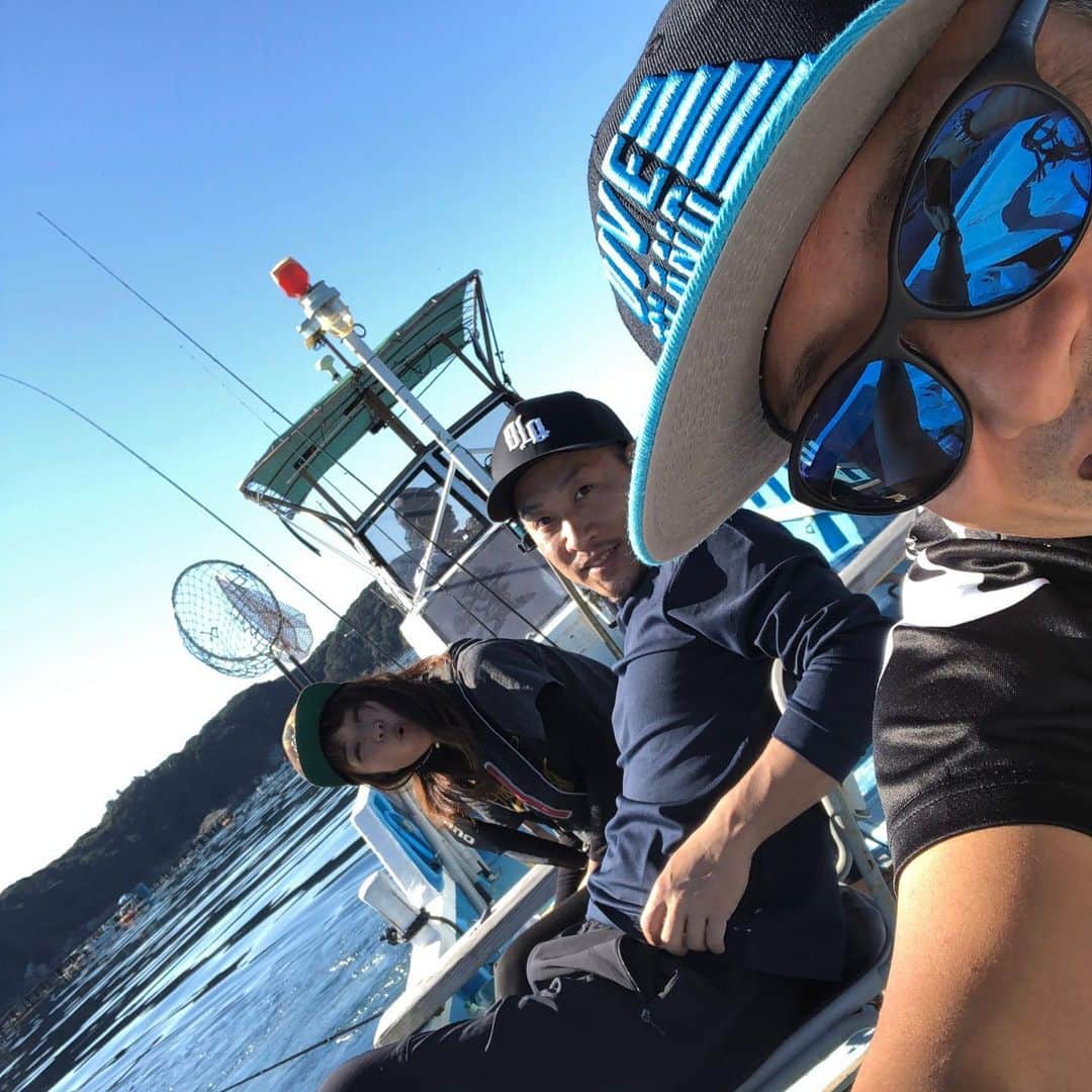 彼方茜香さんのインスタグラム写真 - (彼方茜香Instagram)「釣り日和♥ 和歌山県串本大島の愛丸さんでのんびり!?プライベートフィッシング♪ joeさんとつと虫さんとエサ釣り楽しみすぎました（笑） アジ、タカベ、トラギスとコラボw 本命は、、、 #朝寒かったのに昼には半袖 #最高の釣り日和 #日焼けした #眠気が来ないほど夢中なった #湯川マサタカ さん #内芝つと虫 さん  #愛丸」11月7日 11時38分 - serikaochikata