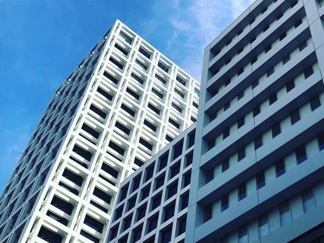 のインスタグラム：「いいなあ鹿島本社ビル。このグリットに腰掛けてお茶飲んでみたい。 この右の３棟目も鹿島かな。」