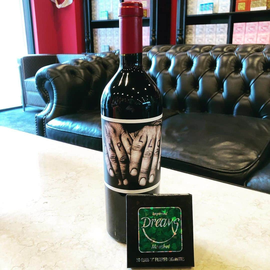 ウェイジーのインスタグラム：「weizhi#zhouchengshi#dreams#cigarette#cigar#menthol#lifestyle#bar#papillon#napavalley#redwine#orinswift#cool#california#mensworlds#ドリームス#タバコ#シガレット#新発売#メンソール#🍀」