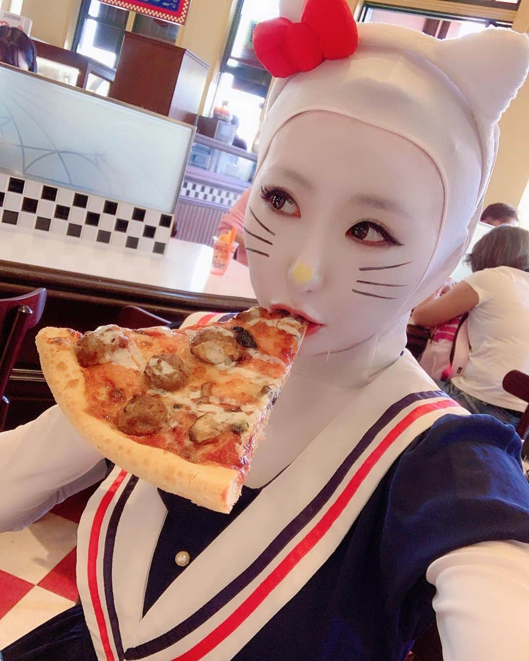 春咲ひなたさんのインスタグラム写真 - (春咲ひなたInstagram)「Halloween party Day.2 . このピザ美味しかったなー🍕 USJはご飯が美味しくて良いよねー(♡) . 3枚目は仕事の電話で現実に戻されるキティ 4.5枚目はゾンビに出会って喜ぶキティ 6枚目はハリーポッターの世界で浮かれるキティ . #キティーちゃん#キティーさん #Halloween#helloKitty#hellokittymakeup#Kittymakeup#makeuphellokitty #ハロウィン#ガチ勢#ハロウィン仮装#ハロウィンコスプレ#ハロウィンの余韻#ハロウィンメイク#ハロウィン2019#ユニバ#ユニバーサルスタジオジャパン#ユニバハロウィン#ホラーナイト#usj#usjコーデ#usjハロウィン#usj好きな人と繋がりたい#ポンコツ#大阪旅行#恒例行事#写真好きな人と繋がりたい#写真撮ってる人と繋がりたい」11月7日 11時54分 - hinatanuki