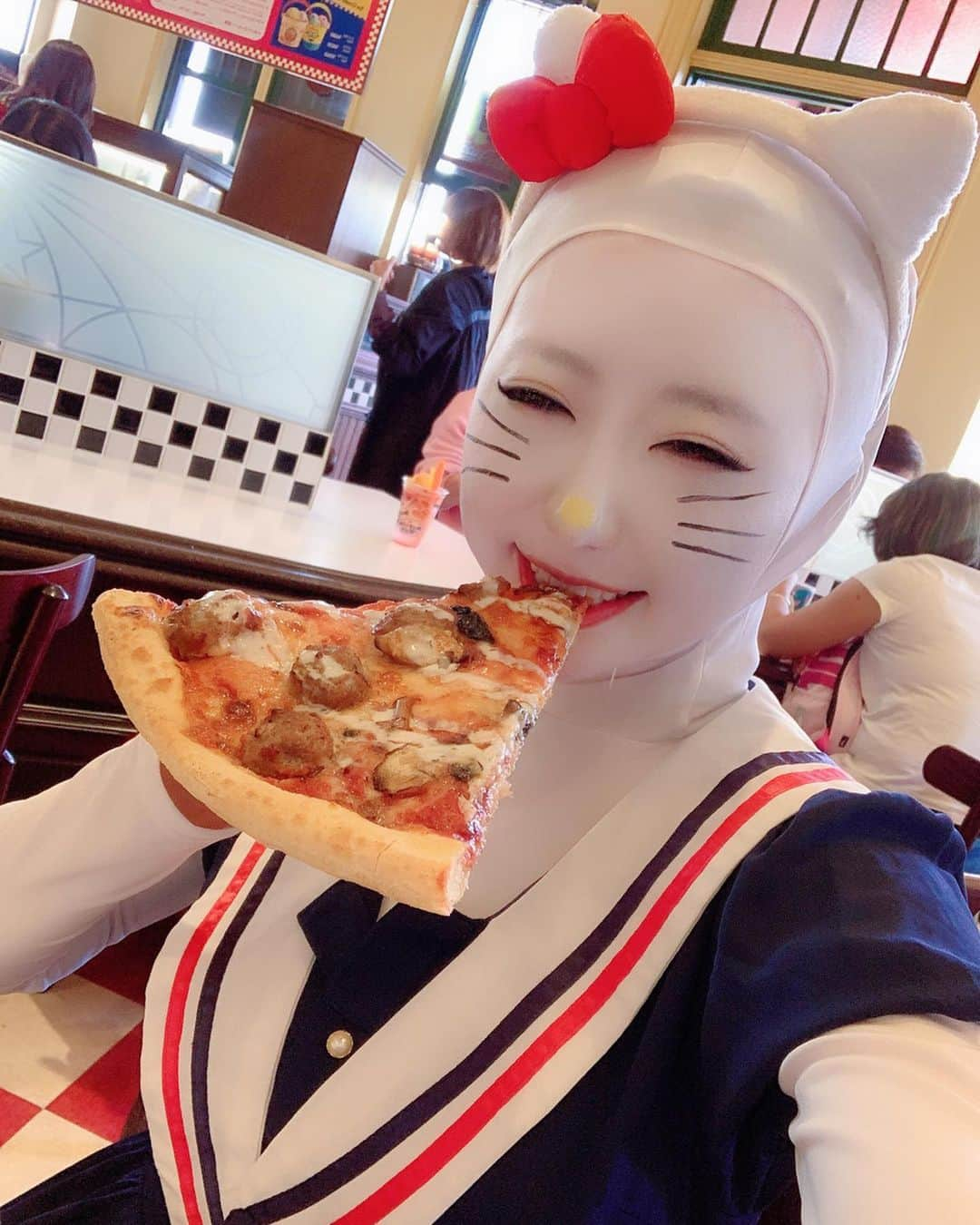 春咲ひなたさんのインスタグラム写真 - (春咲ひなたInstagram)「Halloween party Day.2 . このピザ美味しかったなー🍕 USJはご飯が美味しくて良いよねー(♡) . 3枚目は仕事の電話で現実に戻されるキティ 4.5枚目はゾンビに出会って喜ぶキティ 6枚目はハリーポッターの世界で浮かれるキティ . #キティーちゃん#キティーさん #Halloween#helloKitty#hellokittymakeup#Kittymakeup#makeuphellokitty #ハロウィン#ガチ勢#ハロウィン仮装#ハロウィンコスプレ#ハロウィンの余韻#ハロウィンメイク#ハロウィン2019#ユニバ#ユニバーサルスタジオジャパン#ユニバハロウィン#ホラーナイト#usj#usjコーデ#usjハロウィン#usj好きな人と繋がりたい#ポンコツ#大阪旅行#恒例行事#写真好きな人と繋がりたい#写真撮ってる人と繋がりたい」11月7日 11時54分 - hinatanuki