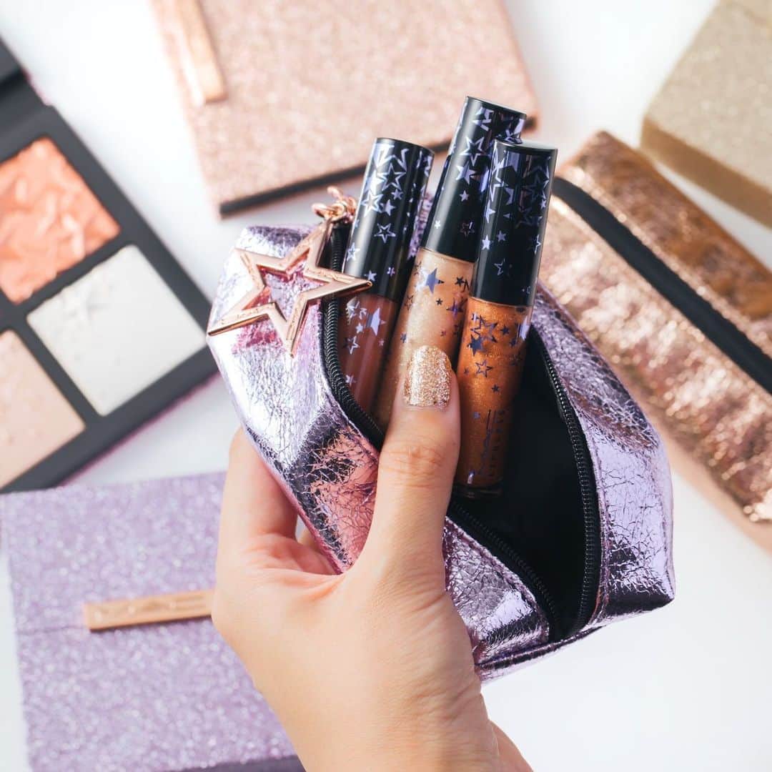 M∙A∙C Cosmetics Japanのインスタグラム：「ㅤ 【明日全国発売】 ガラスのように輝く口元を演出する、限定パッケージのリップグロス3本がセットされたキット❄️ 唇をぷっくりなめらかに見せてくれるツヤ効果は大人の味方✨ニュートラルとピンクの2種展開です。 ㅤ ㅤ *11/5(火)～ 公式オンライン先行販売中 *11/8(金) 全国発売 ㅤ DESIGN: M·A·C ARTIST RINO KASAI @rino416⠀@macprotokyo PHOTO: @takaki_iwata ㅤ #MACクリスマスコフレ2019 #MACHoliday ㅤ ㅤ ㅤ ㅤ ㅤ #MACCosmeticsJapan #MACコスメ #MACCosmetics #コスメ #メイク #ホリデー #コフレ #クリスマスコフレ #クリスマスコフレ2019 #ホリデーシーズン #クリスマスプレゼント #リップグロス #グロス #口紅 #ミニリップ #メイクポーチ #ホリデーコフレ #ピンクリップ #makeup #cosme #cosmetics #holiday #holidaymakeup #holidaycollection #lipmakeup #holiday2019」