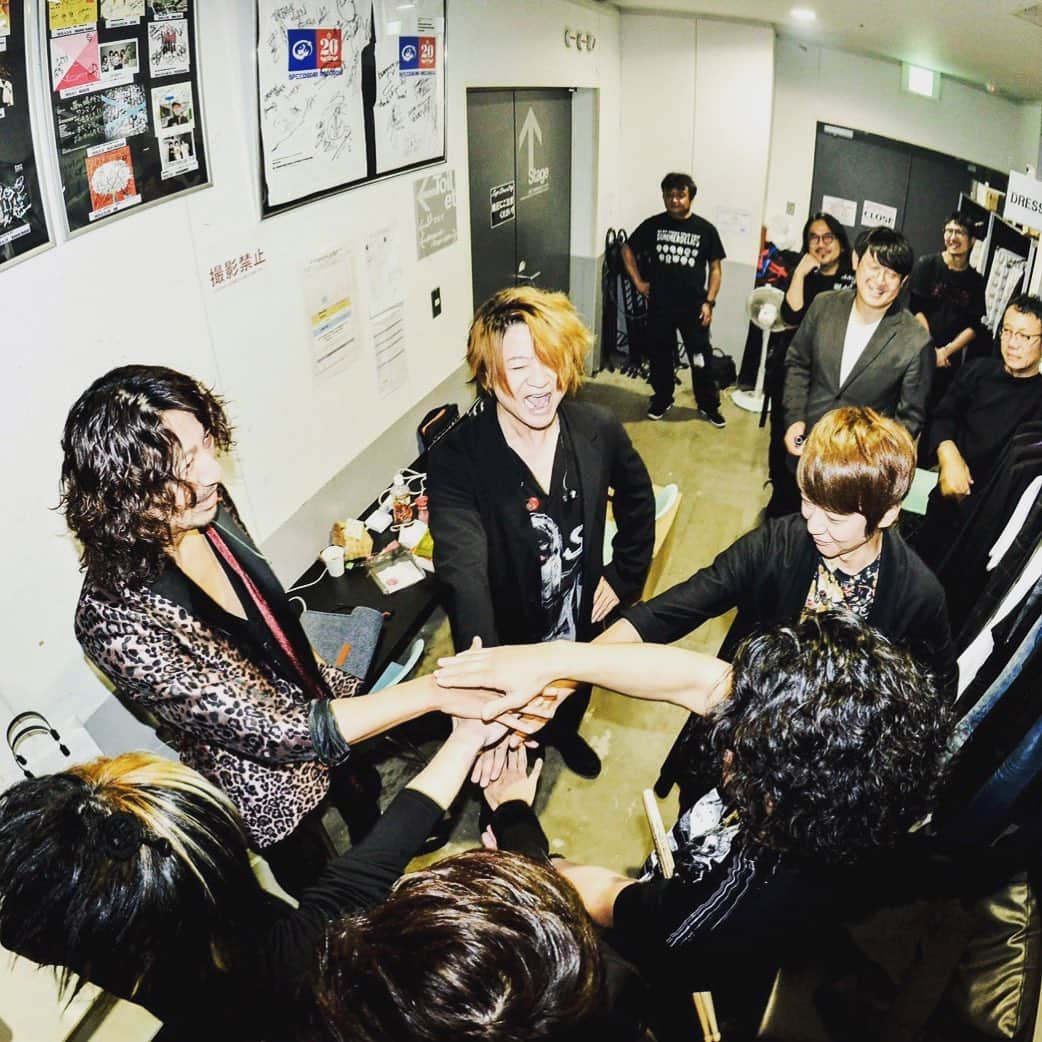 GLAYさんのインスタグラム写真 - (GLAYInstagram)「いよいよ今週土曜日から『GLAY ARENA TOUR 2019-2020 DEMOCRACY 25TH HOTEL GLAY THE SUITE ROOM』が開始されます！初日は福井！お楽しみに！！ #GLAY #HOTELGLAY #HAPPYSWING」11月7日 11時56分 - glay0525_official