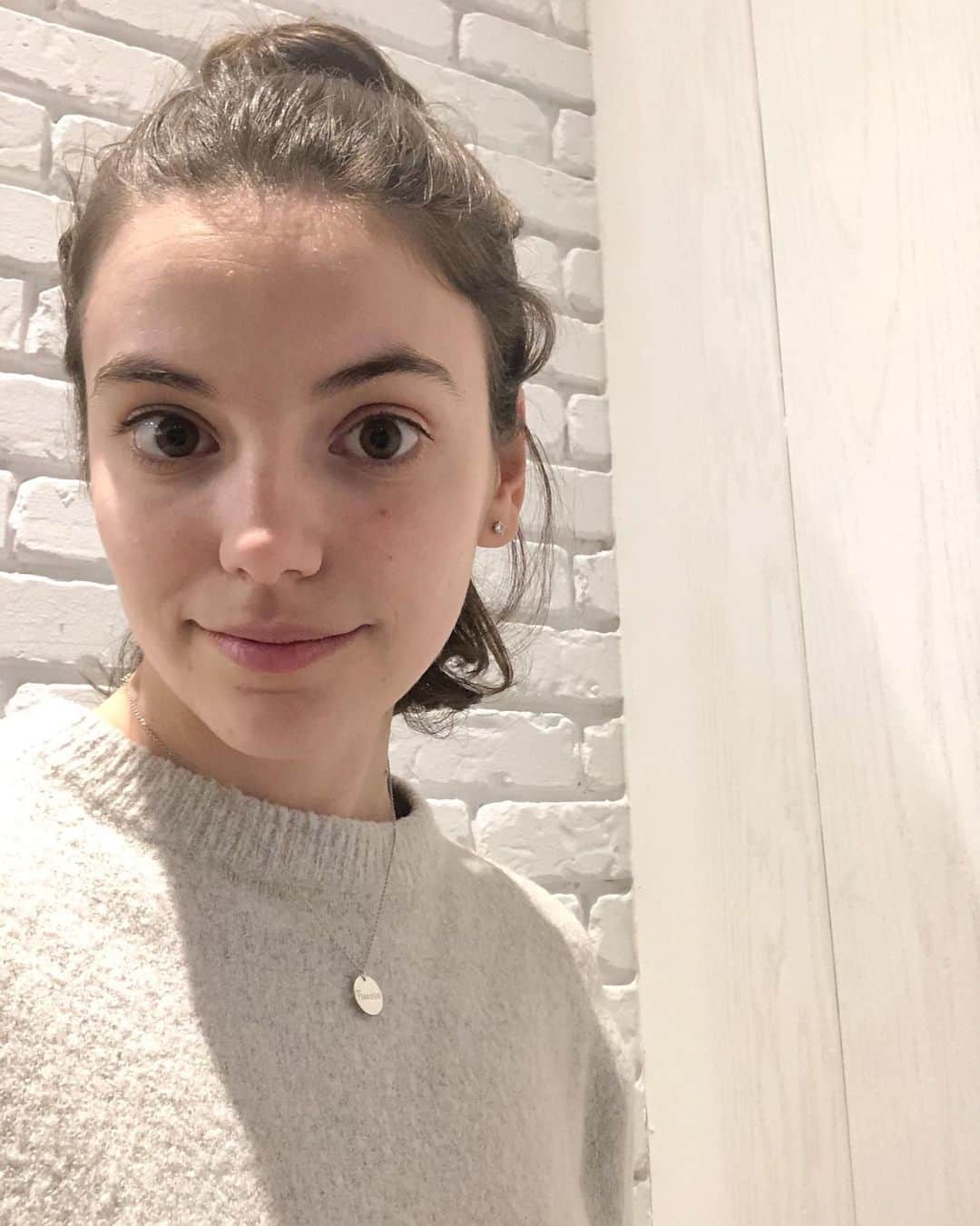 Francesca Realeのインスタグラム：「Today I was stopped on the street and told that i look better on TV than i do in real life,  i should consider buying some make up and finally, that i look more “put together” on Instagram than I do in real life....PSA to anyone who feels they can just criticize someone they have never mets appearance: i own a mirror. I saw what i looked like before i left the house and i was happy with my appearance. Today and everyday of my life i was not concerned with impressing anyone. i am more concerned with being comfortable in my own skin. I love myself with or without make up, hot mess or put together boss. So, to that individual who stopped me, thank you so much for your thoughts but goodbye, goodnight and good luck to yah! 😀」