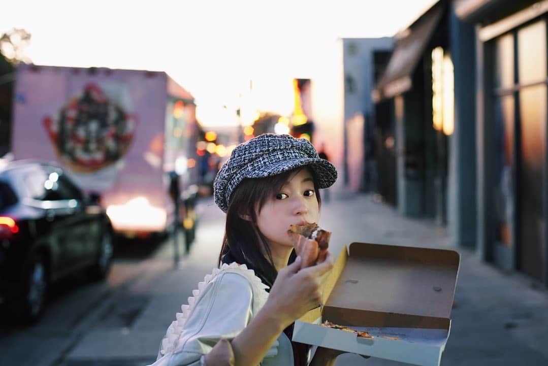 小林涼子さんのインスタグラム写真 - (小林涼子Instagram)「. LAでピザ🍕 カリカリのピザ🍕 ピザピザピザピザピーザ🍕 バーガーよりもピザが好きだった んもぅ、戻って食べたい！たべたいん！ 🍕 @beautifulsail_official  #トコ旅　#ロス #ロサンゼルス旅行 #ロサンゼルス観光 #ピザ #テイクアウト #togo #pizza #lovefood #la #losangelesfood #easyfastfood」11月7日 12時04分 - ryoko_kobayashi_ryoko