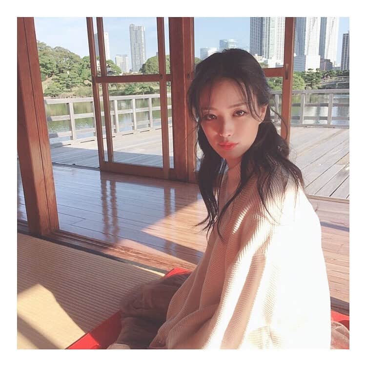 黒木晴香のインスタグラム：「お天気の良い日は庭園へ🍵 ——————————— #浜離宮恩賜庭園 #中島の御茶屋 #ふーっと深呼吸 #1枚目のキメ顔が見所 #庭園 #御茶屋 #tokyo #japan」